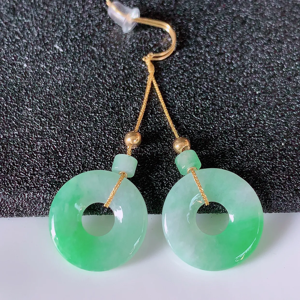 18k金镶嵌冰飘绿翡翠平安扣耳坠，沁人心脾，耳坠佩戴效果大气出众，尽显气质。种水好，胶感足，颜相当漂亮，高性价比，值得入手品鉴！#41.2整体46.5裸石15.5*2.5