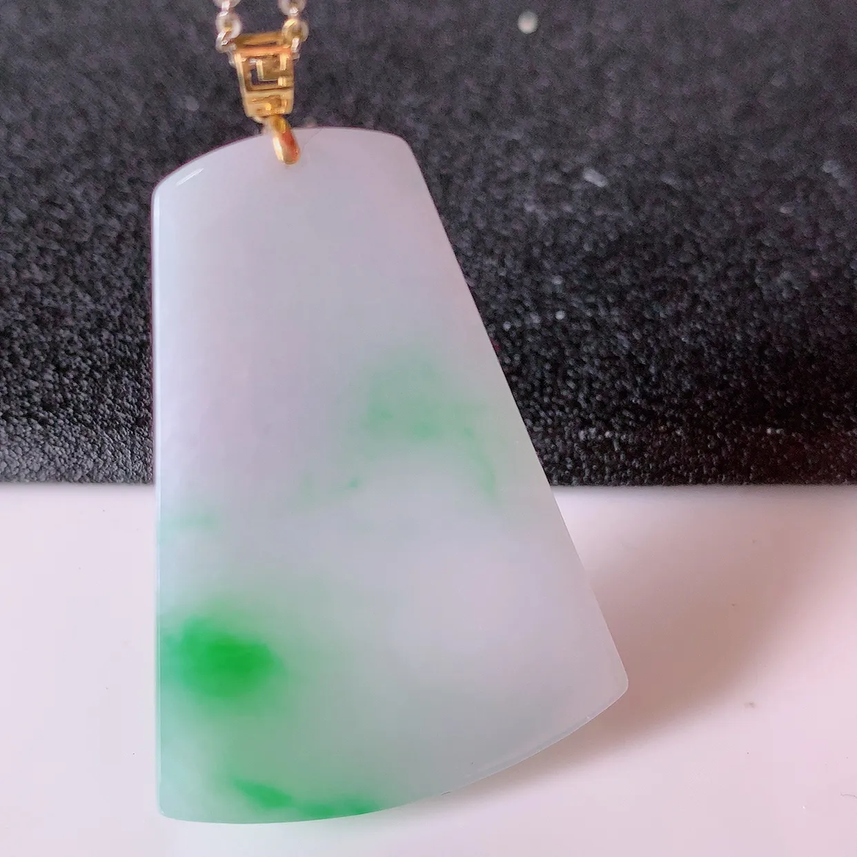 18K金镶嵌冰润飘阳绿翡翠无事牌吊坠，平安无事牌，平平安安，无事牌翠色灵动， 佩戴平安时尚！#41.30整体45*裸石39*28.5*4