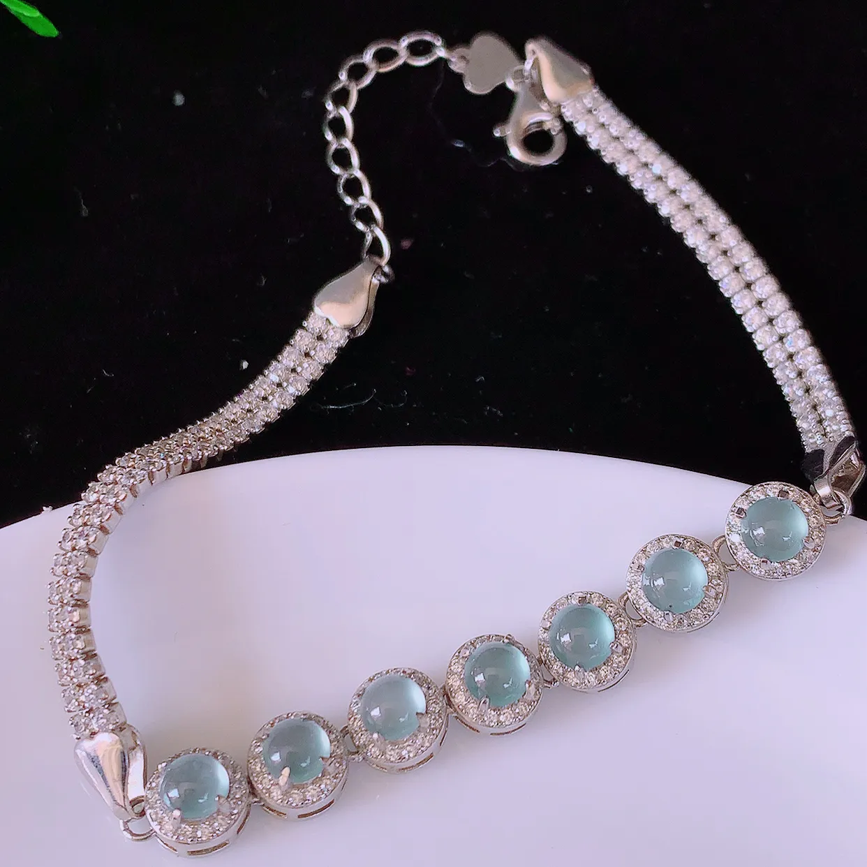 冰透满绿翡翠925银镶嵌手链，自然光实拍，翠色灵动，颜色漂亮，种老水足，品相佳，佩戴佳品！#97.2整体6.5*6.5*5.2裸石4.2*4.2