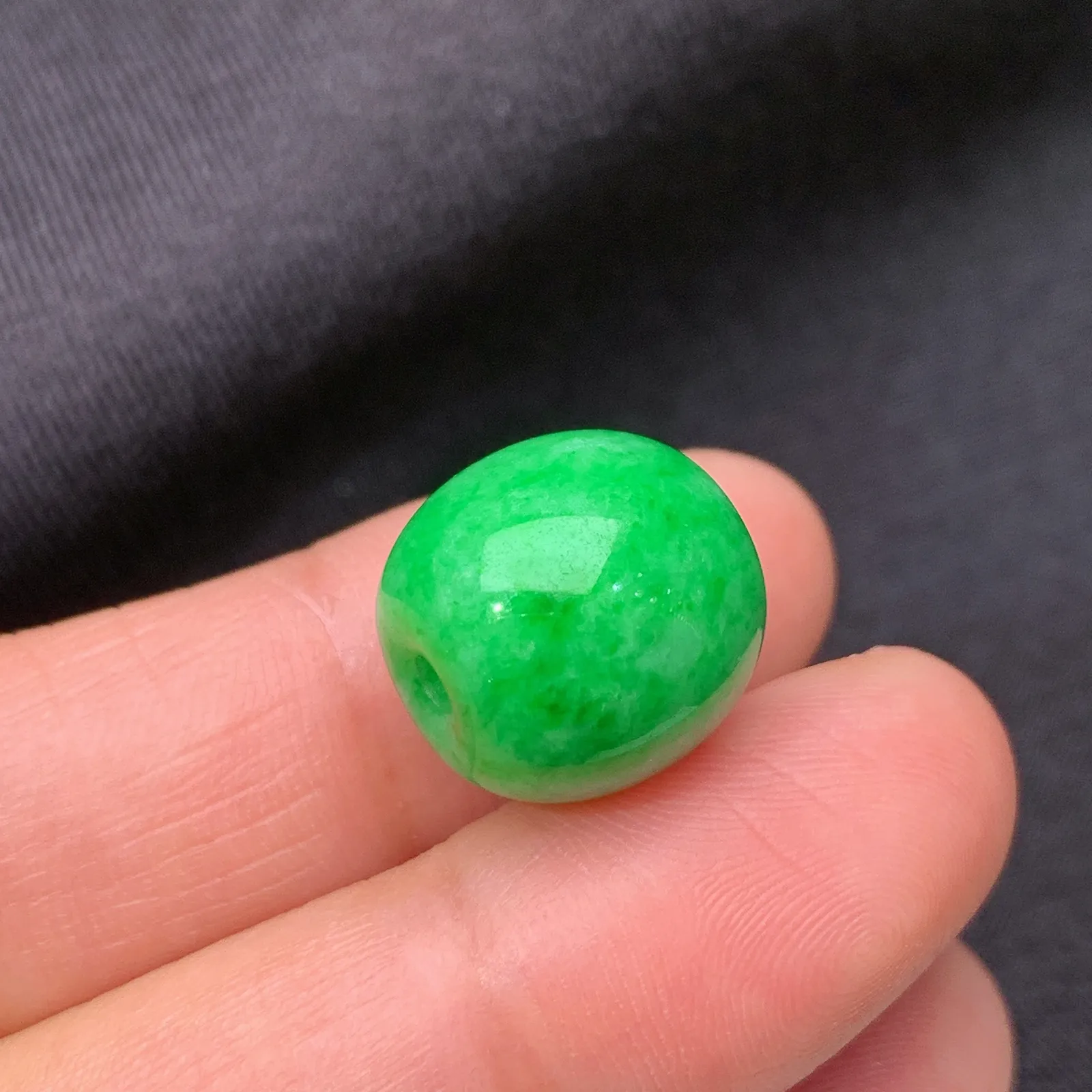 阳绿路路通，冰润色阳，玉质细腻，种水足，Qx 尺寸13*13.1