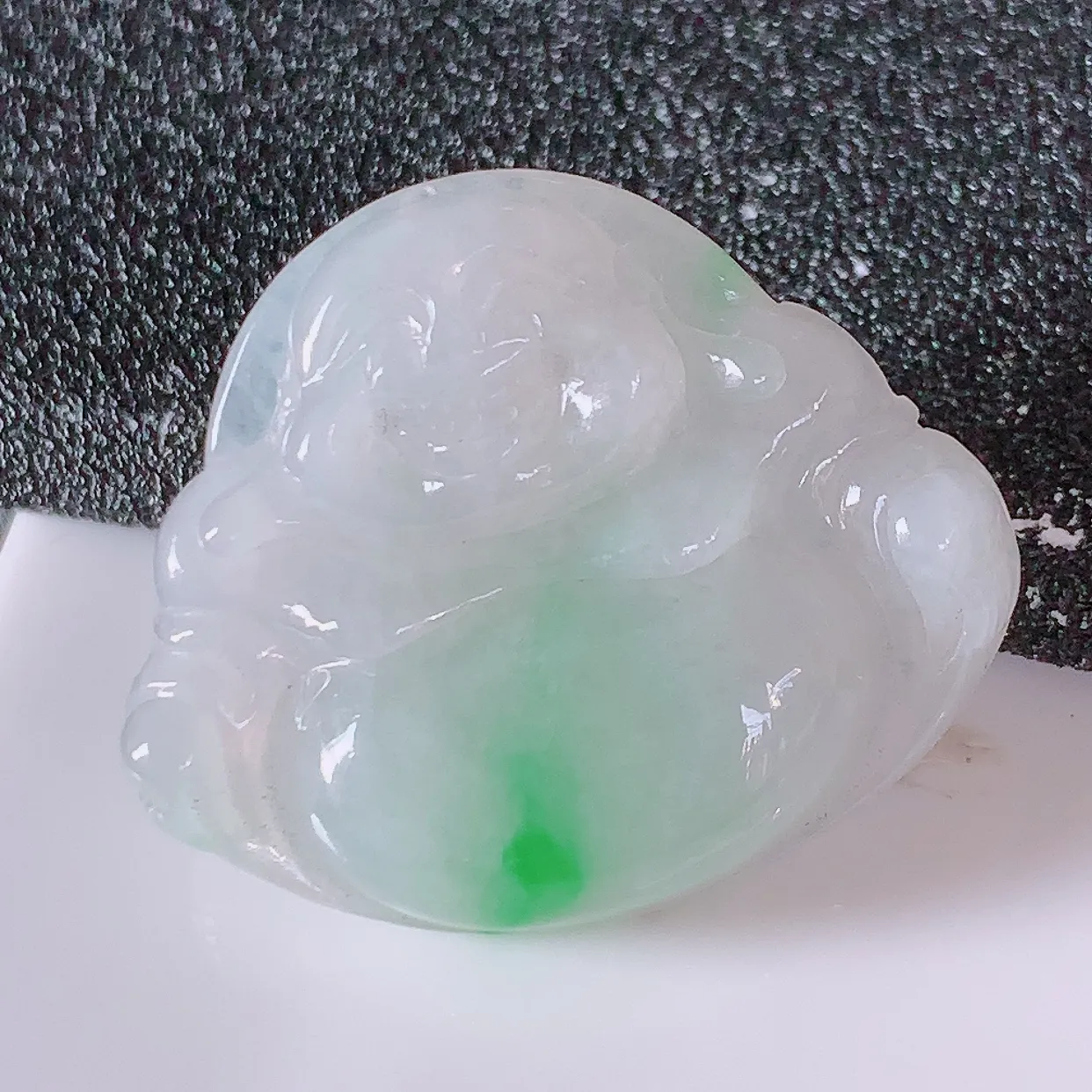 自然光实拍，冰润飘绿佛公翡翠吊坠，翠色灵动，佩戴效果时尚出众，尽显气质，玉质细腻，美感十足。#57.2