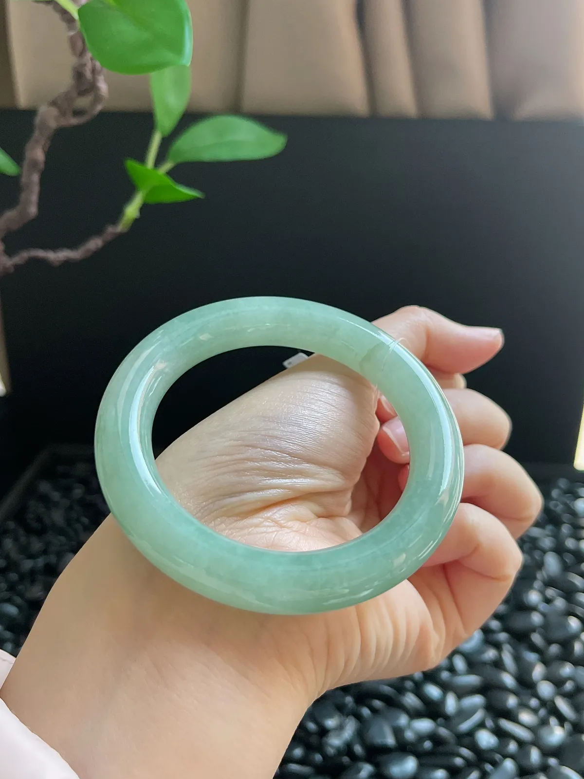 圆镯53.5圈口，翡翠糯化种淡绿色手镯