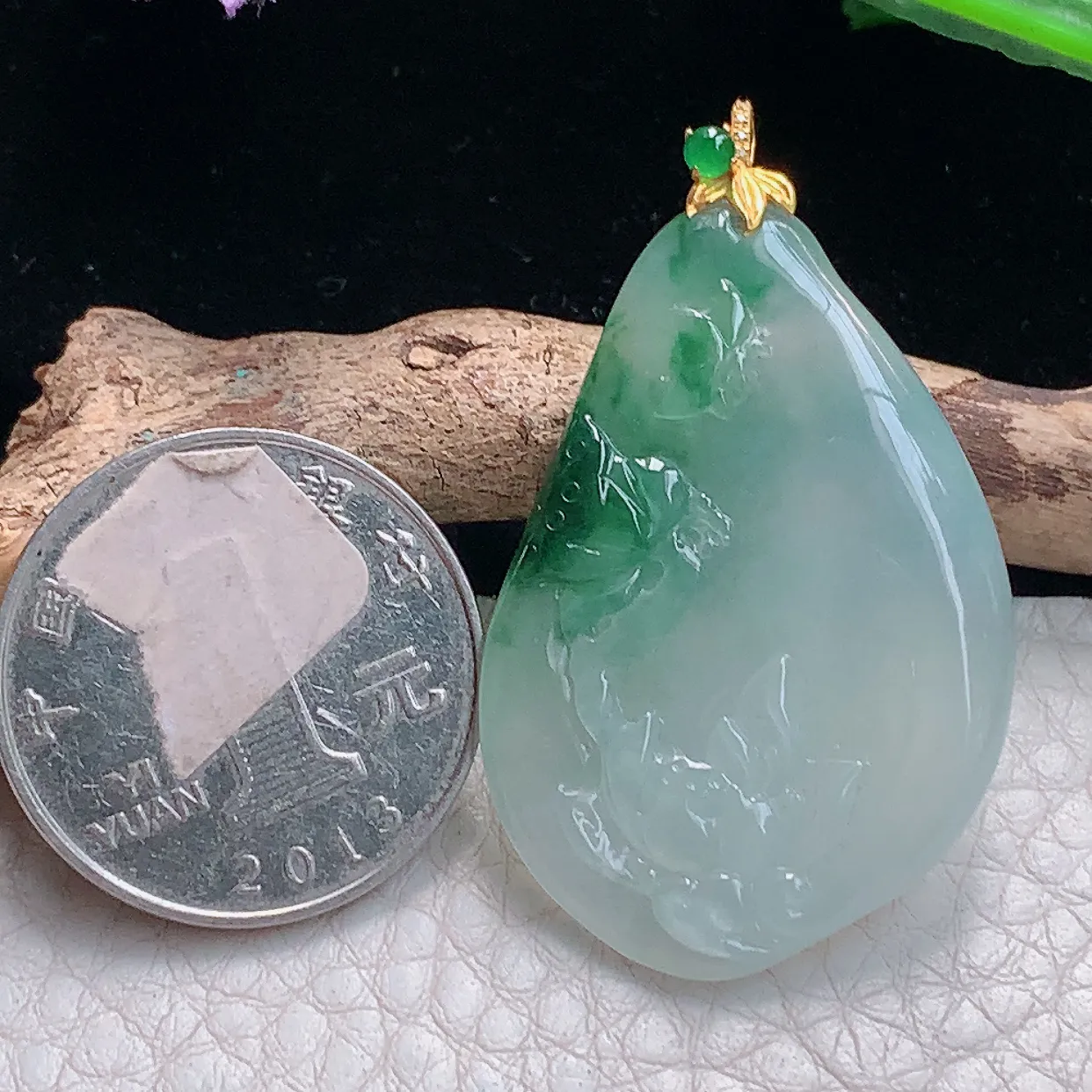 lz实拍44.8*26.5*4缅甸翡翠精雕冰飘花莲花 冰清玉洁玉项坠 玉挂件