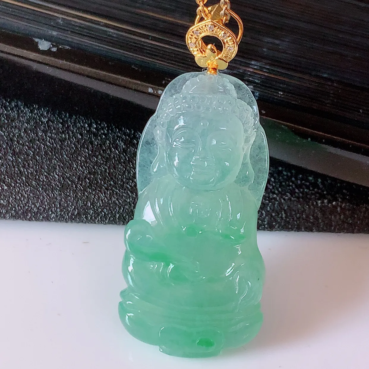 自然光实拍，18K金镶嵌冰种飘绿翡翠观音菩萨吊坠，赐福翡翠观音，观音面相端庄，品相佳，佩戴气质！#83.2整体40裸石32.5-16.6-6.2
