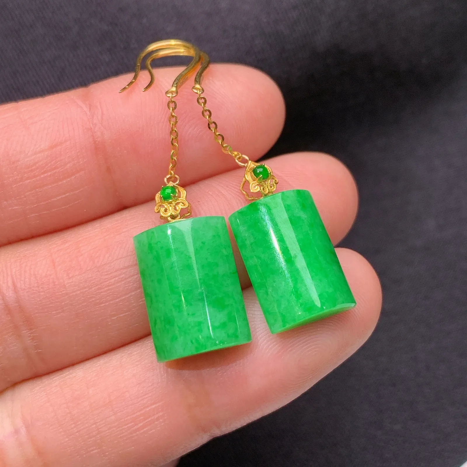 阳绿无事牌耳坠，18k金镶嵌，简约时尚，冰润色阳，种水足，zha 尺寸13.7*10.1*5.1