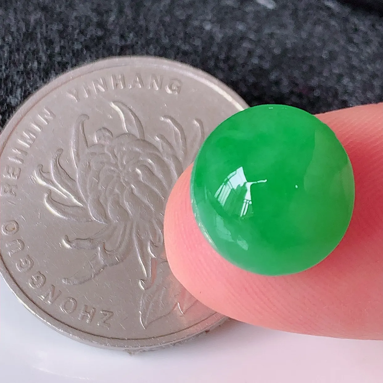 自然光实拍，水润满绿翡翠戒面，蛋面，翠色灵动，玉质细腻，颜色漂亮，品相佳， 佩戴佳品！#94.30尺寸12*11.6*6.5