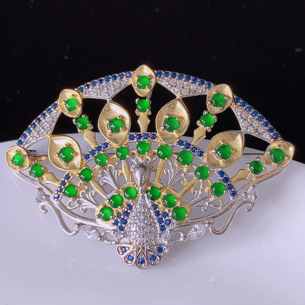 冰透满绿翡翠925银镶嵌孔雀胸针，自然光实拍，翠色灵动，颜色漂亮，种老水足，品相佳，佩戴佳品！#98.30整体50*34.5-8.5 裸石2*2