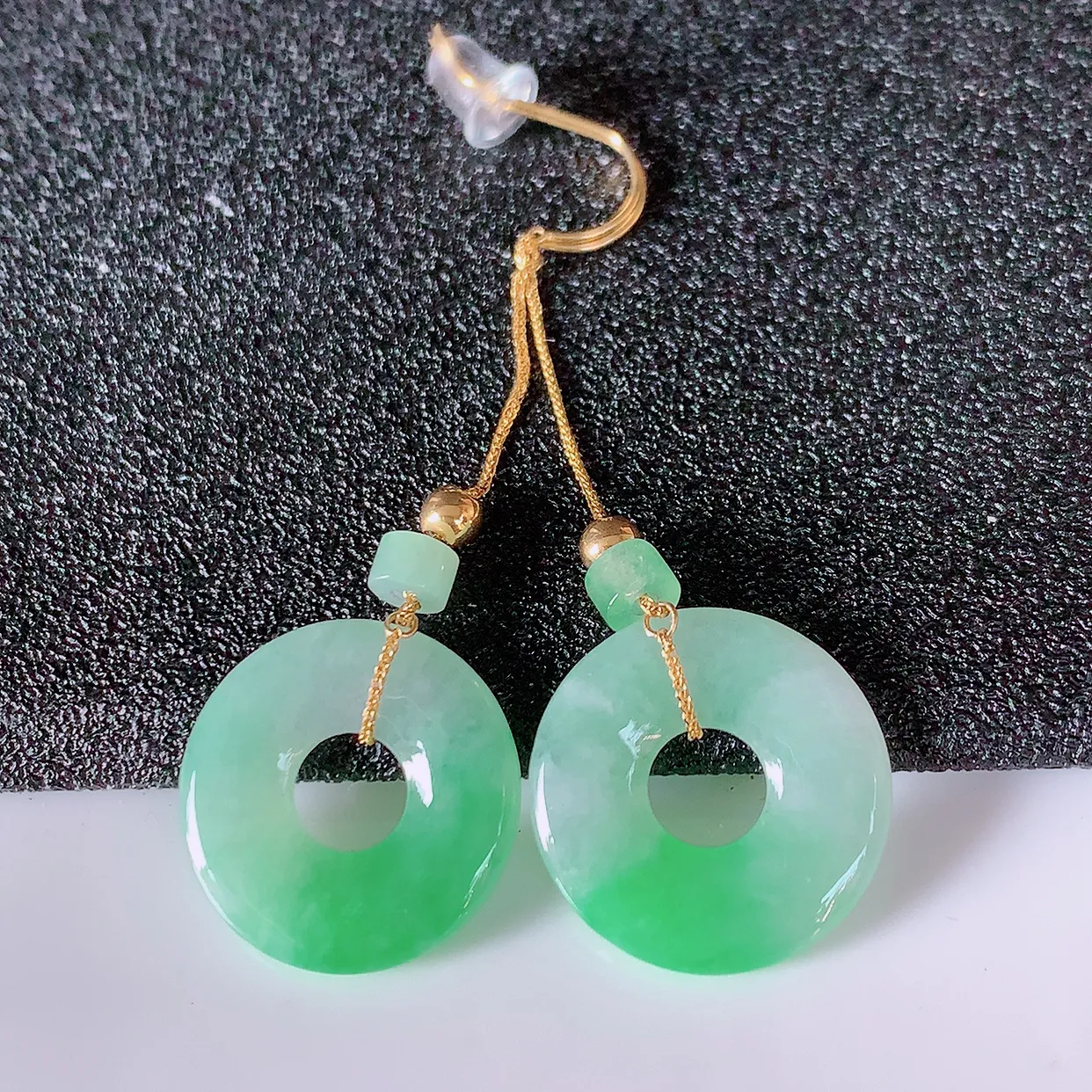 18k金镶嵌冰飘绿翡翠平安扣耳坠，沁人心脾，耳坠佩戴效果大气出众，尽显气质。种水好，胶感足，颜相当漂