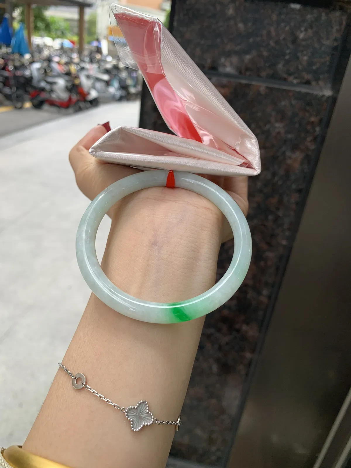 私人专拍
白底青美人条
57.6-7.3-7.5
底妆水润细腻，一抹阳绿花色点睛之笔，更显灵动，有生命力。