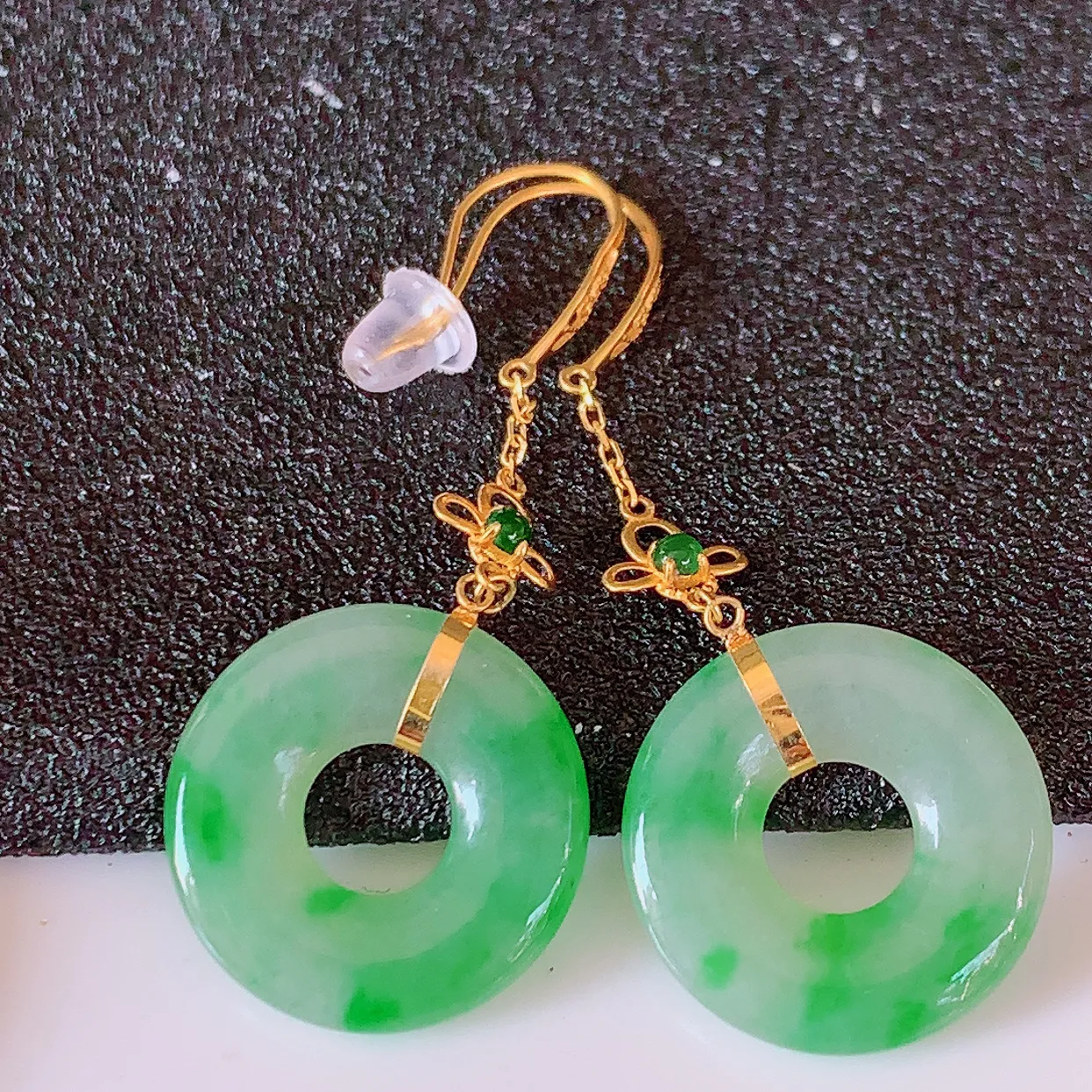 18k金镶嵌冰种飘绿翡翠平安扣耳坠，沁人心脾，耳坠佩戴效果大气出众，尽显气质。种水好，胶感足，颜相当漂亮，高性价比，值得入手品鉴！#1.2整体37裸石14.8*2.6