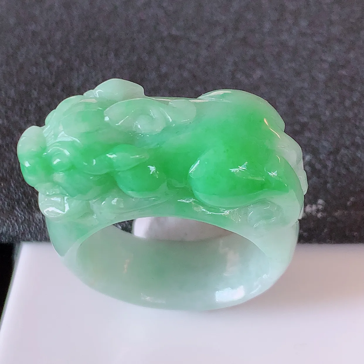 自然光实拍，飘绿翡翠貔貅扳指，20.2mm内径翡翠扳指，冰润指环，玉扳指，戒指，财源滚滚，玉质细腻起