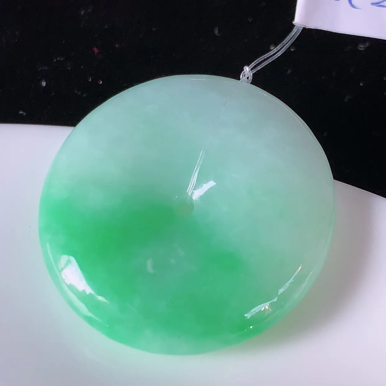 自然光实拍，水润飘绿翡翠平安扣吊坠，形体饱满圆润，平安扣肥嘟嘟的，平平安安，种水很好，配戴精美！#49.2