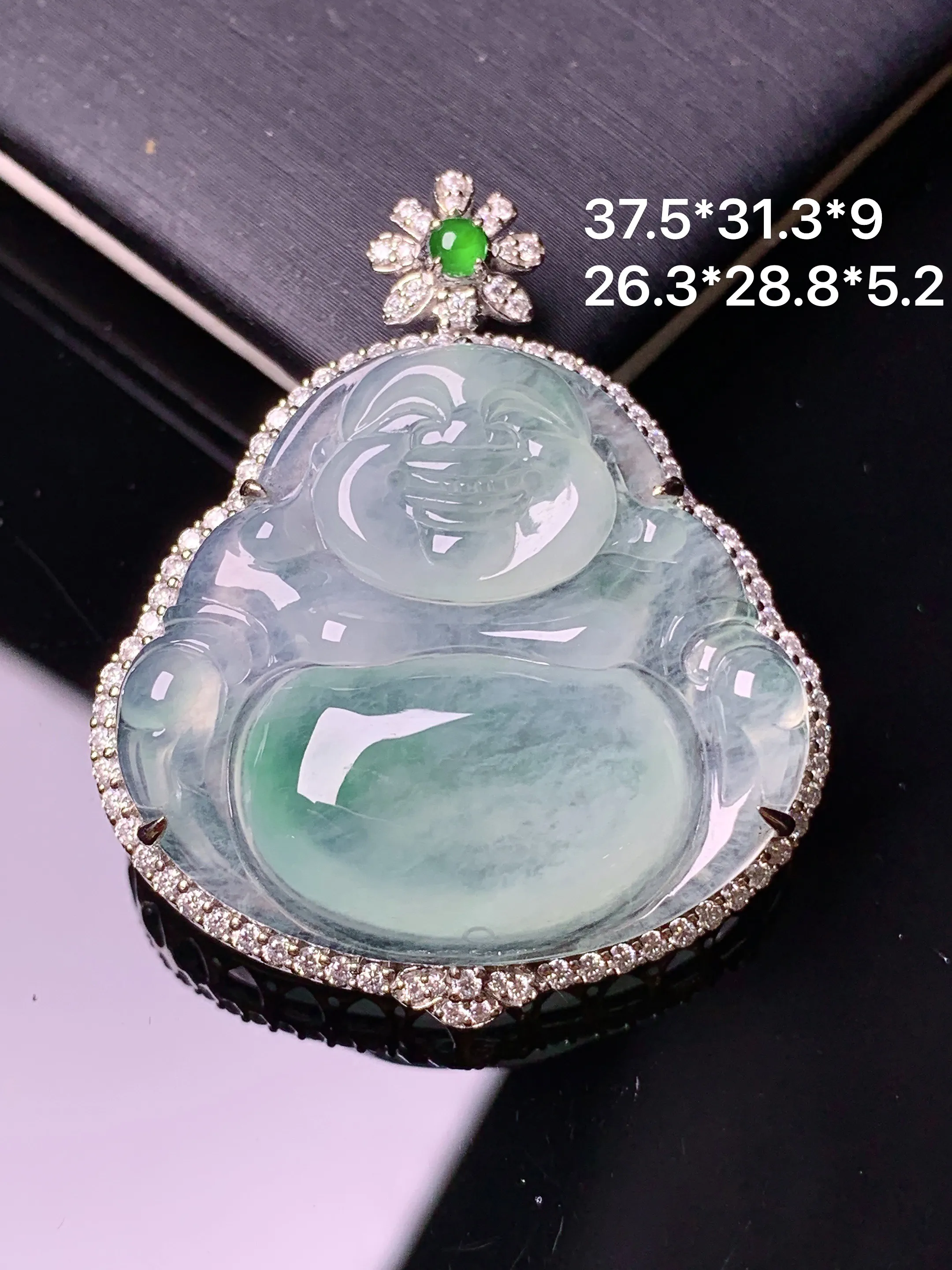 18k金钻镶嵌飘绿佛公吊坠 玉质细腻 色泽清新艳丽 整体尺寸37.5*31.3*9