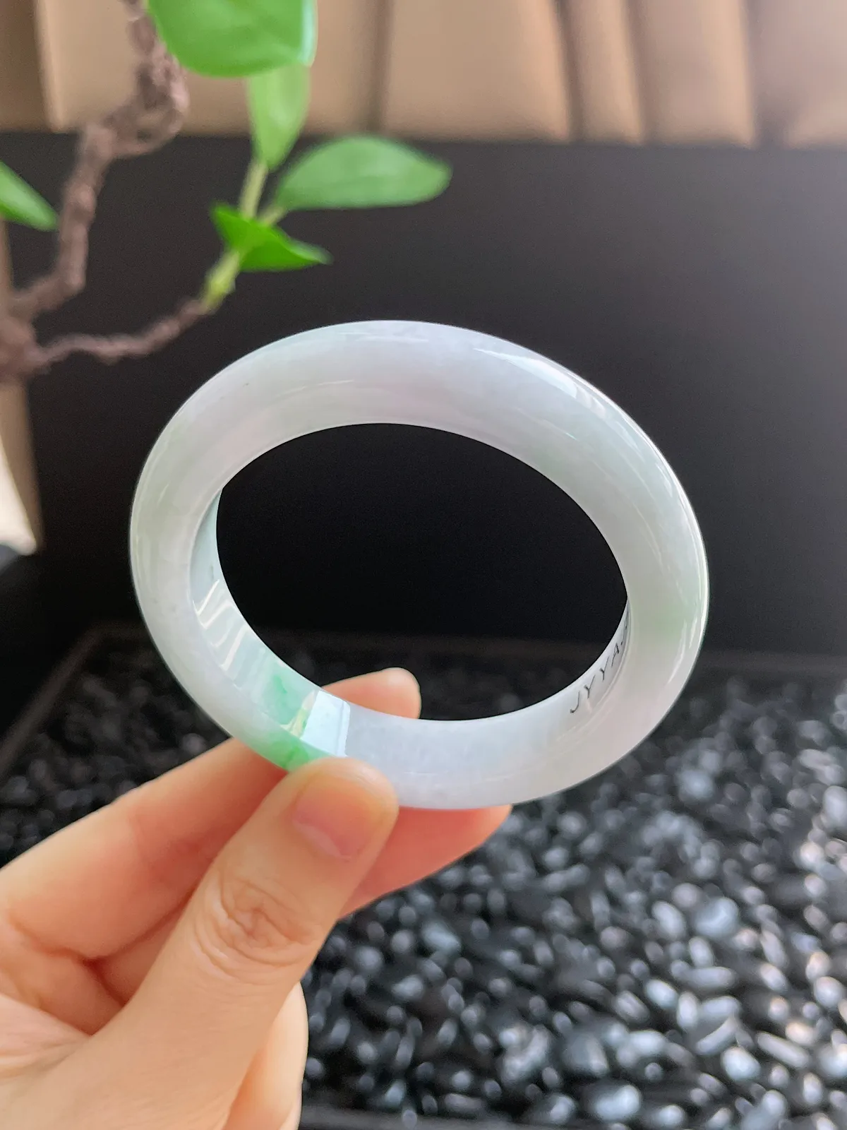 正圈51.7圈口，翡翠糯化种飘绿手镯