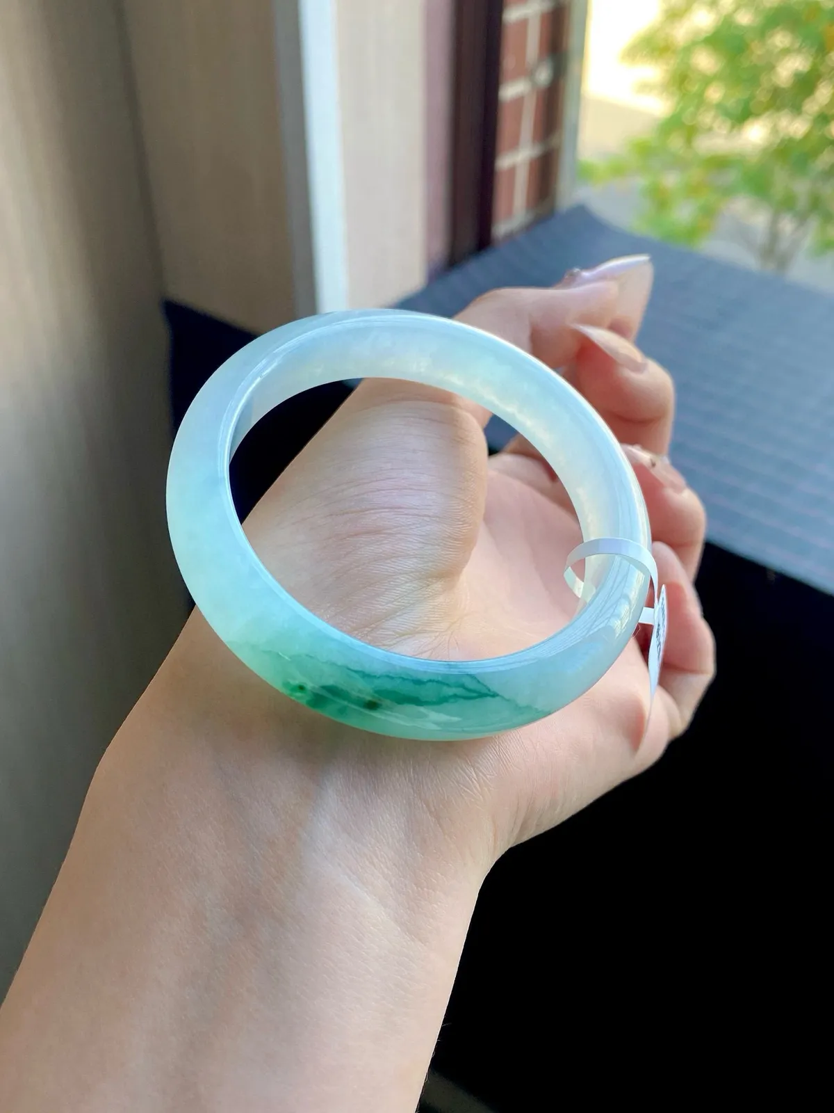 正圈56.8圈口，翡翠冰糯种飘绿手镯