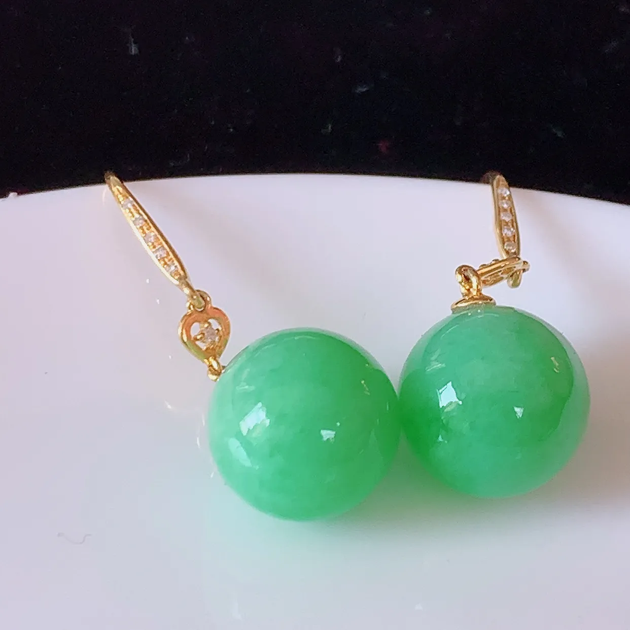 18k金镶嵌满绿翡翠圆珠耳坠，沁人心脾，耳坠佩戴效果大气出众，尽显气质。种水好，胶感足，颜相当漂亮，高性价比，值得入手品鉴！#83.2整体29.5裸石11