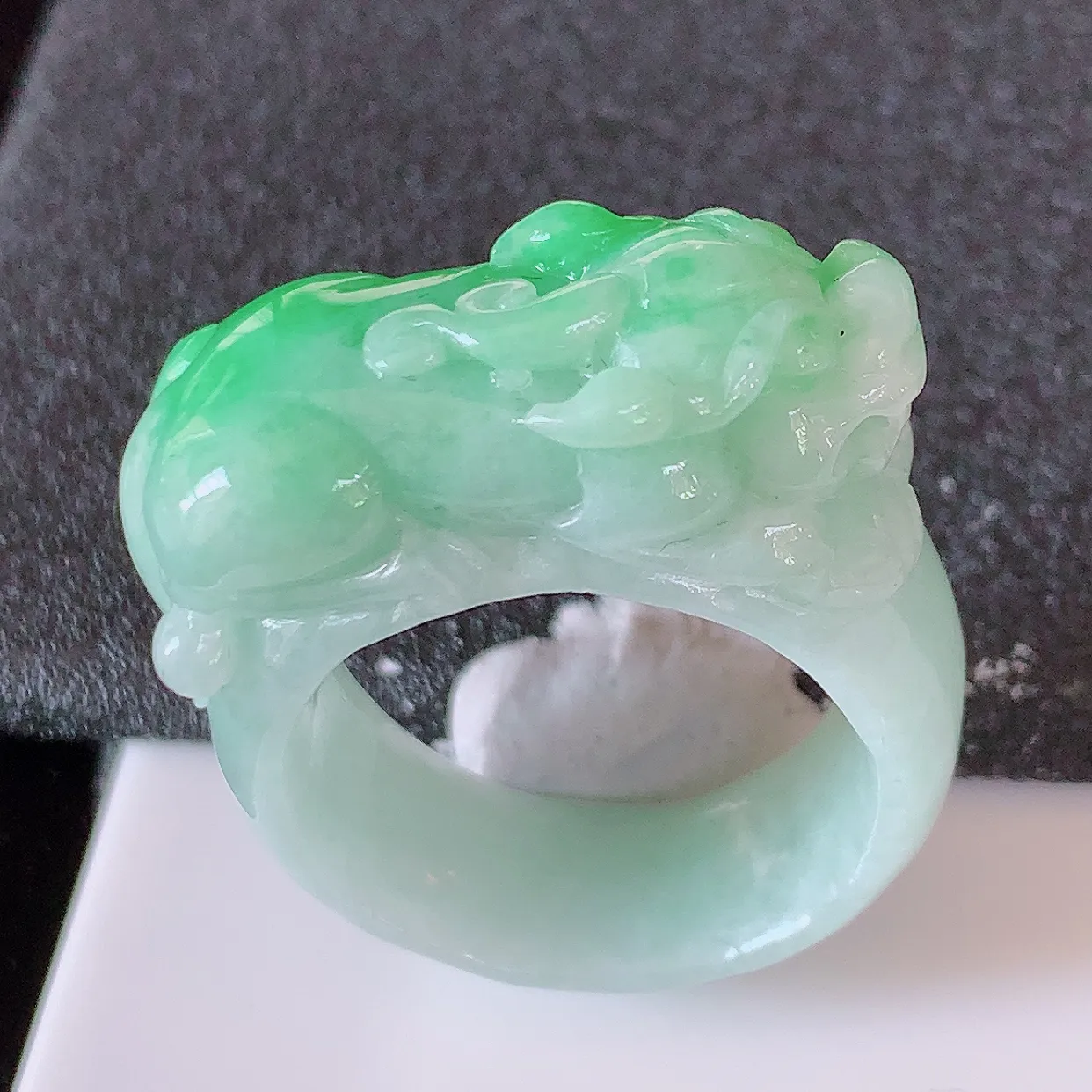 自然光实拍，飘绿翡翠貔貅扳指，20.2mm内径翡翠扳指，冰润指环，玉扳指，戒指，财源滚滚，玉质细腻起胶，24圈口，种水好！#1.2尺寸33*20.2*8.8*12