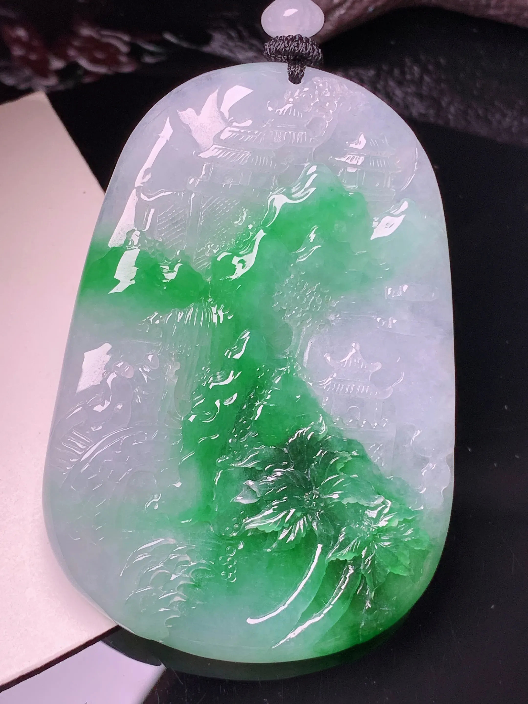飘绿山水牌子吊坠 玉质细腻 色泽清新艳丽 整体尺寸63*43*6.2