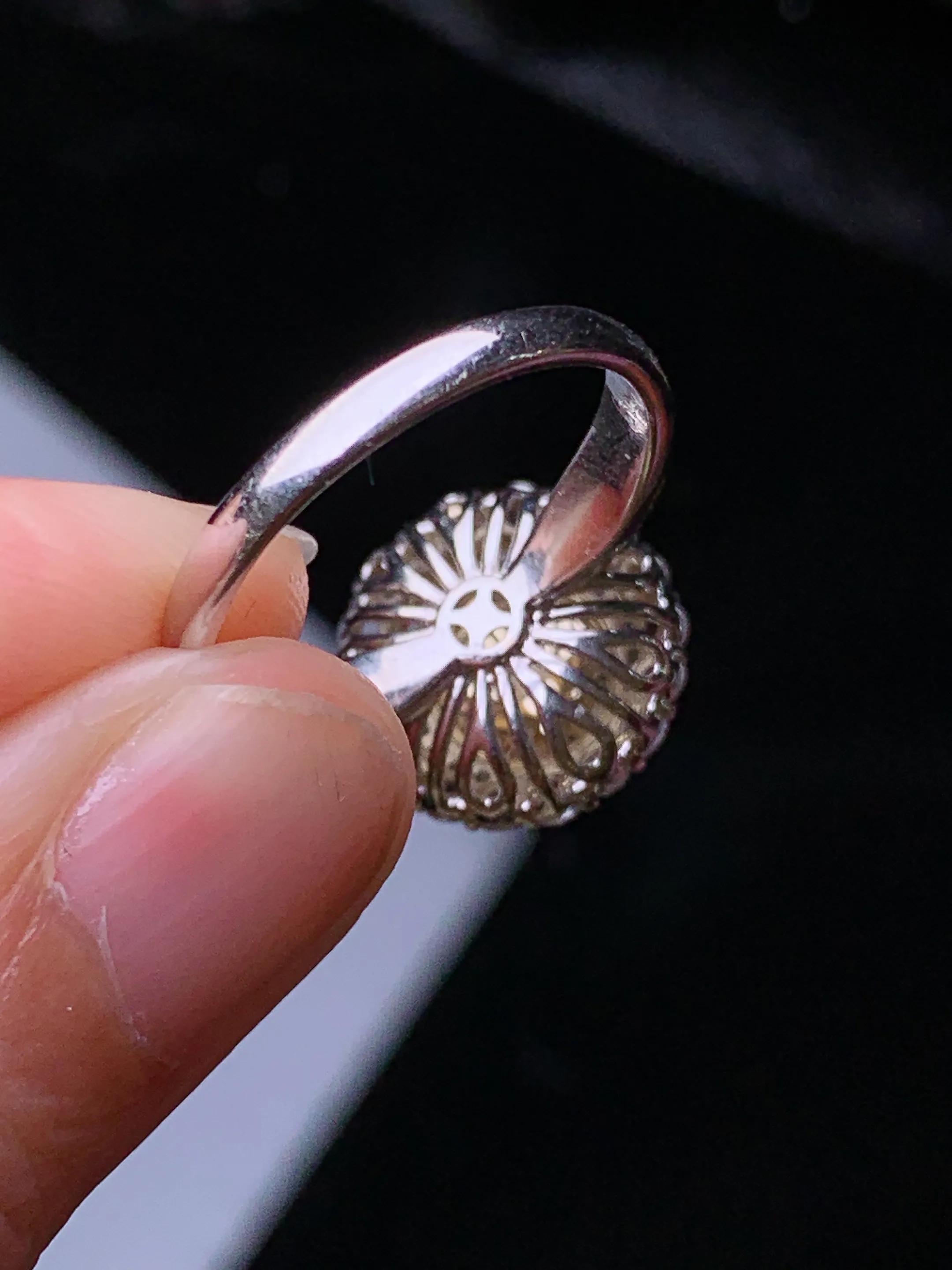 18k金钻镶嵌玻璃种蛋面戒指 玉质细腻 色泽清新艳丽 圈口14 整体尺寸13.5*10.8