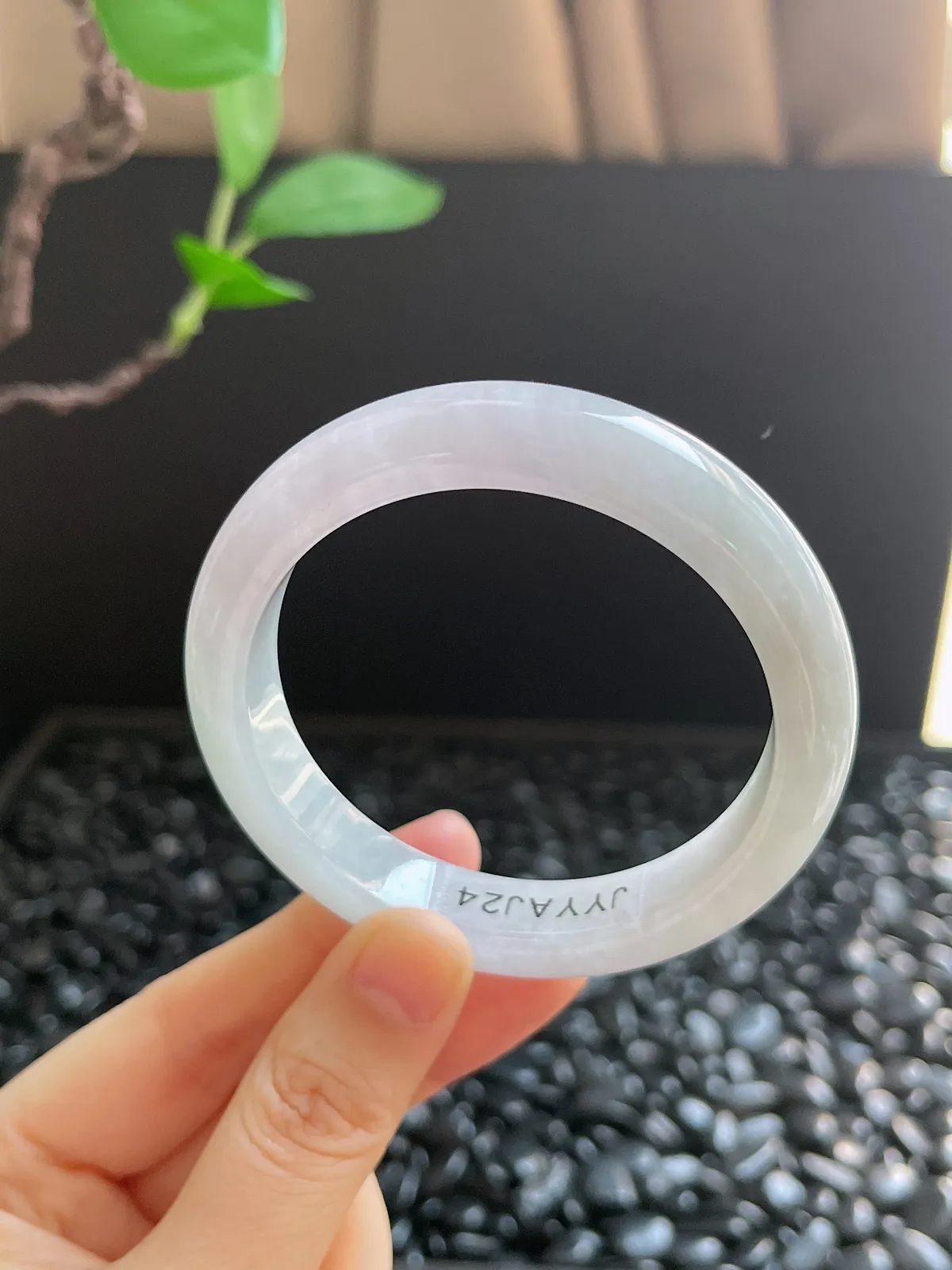 正圈54.8圈口，翡翠糯化种淡绿色手镯