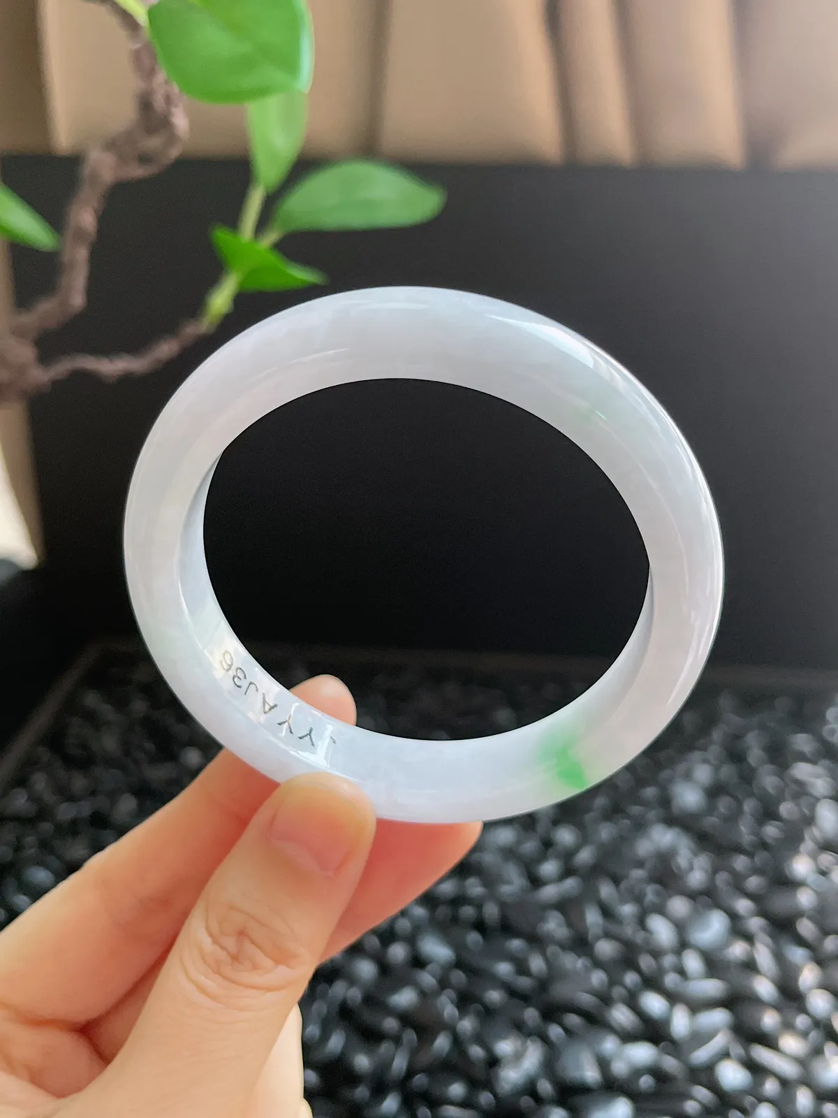 正圈56.7圈口，翡翠糯化种飘绿手镯