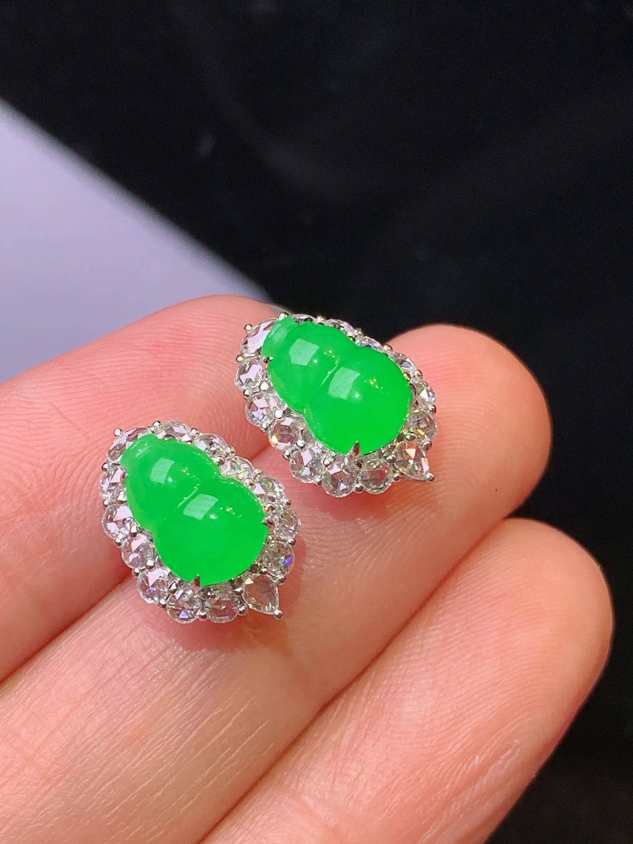 18k金钻镶嵌满绿葫芦耳钉 玉质细腻 色泽清新艳丽 整体尺寸13.8*9.6*7.5