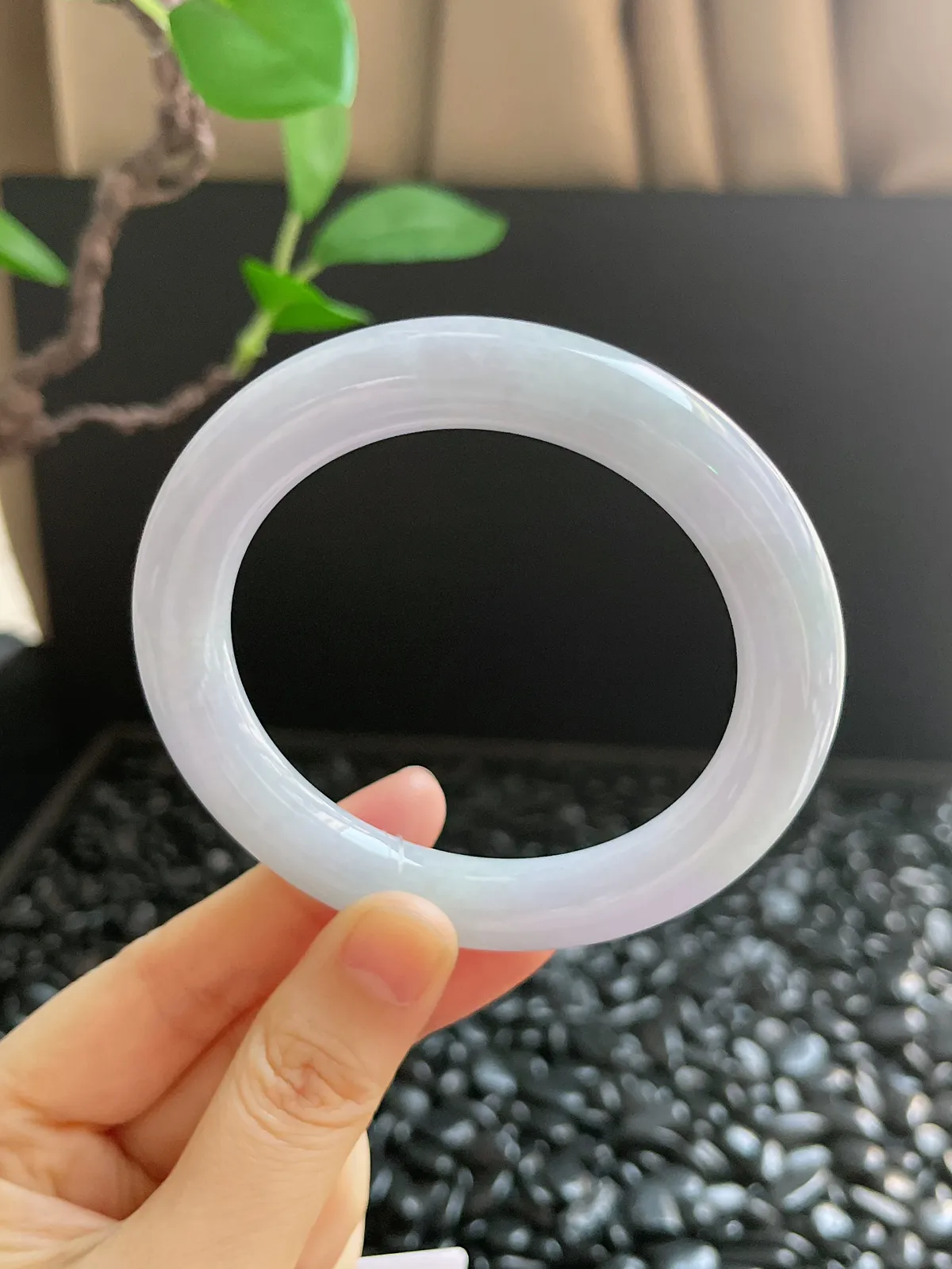 圆镯56.5圈口，翡翠糯化种春带彩手镯