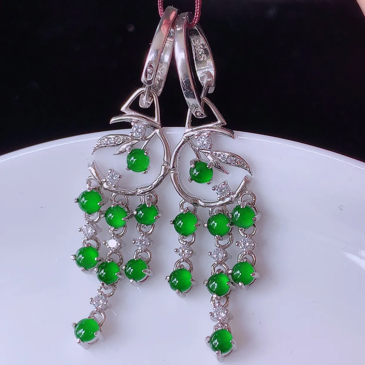 冰透满绿翡翠925银镶嵌耳坠，自然光实拍，翠色灵动，颜色漂亮，种老水足，品相佳，佩戴佳品！#98.30整体45*10.8*4 裸石3*3