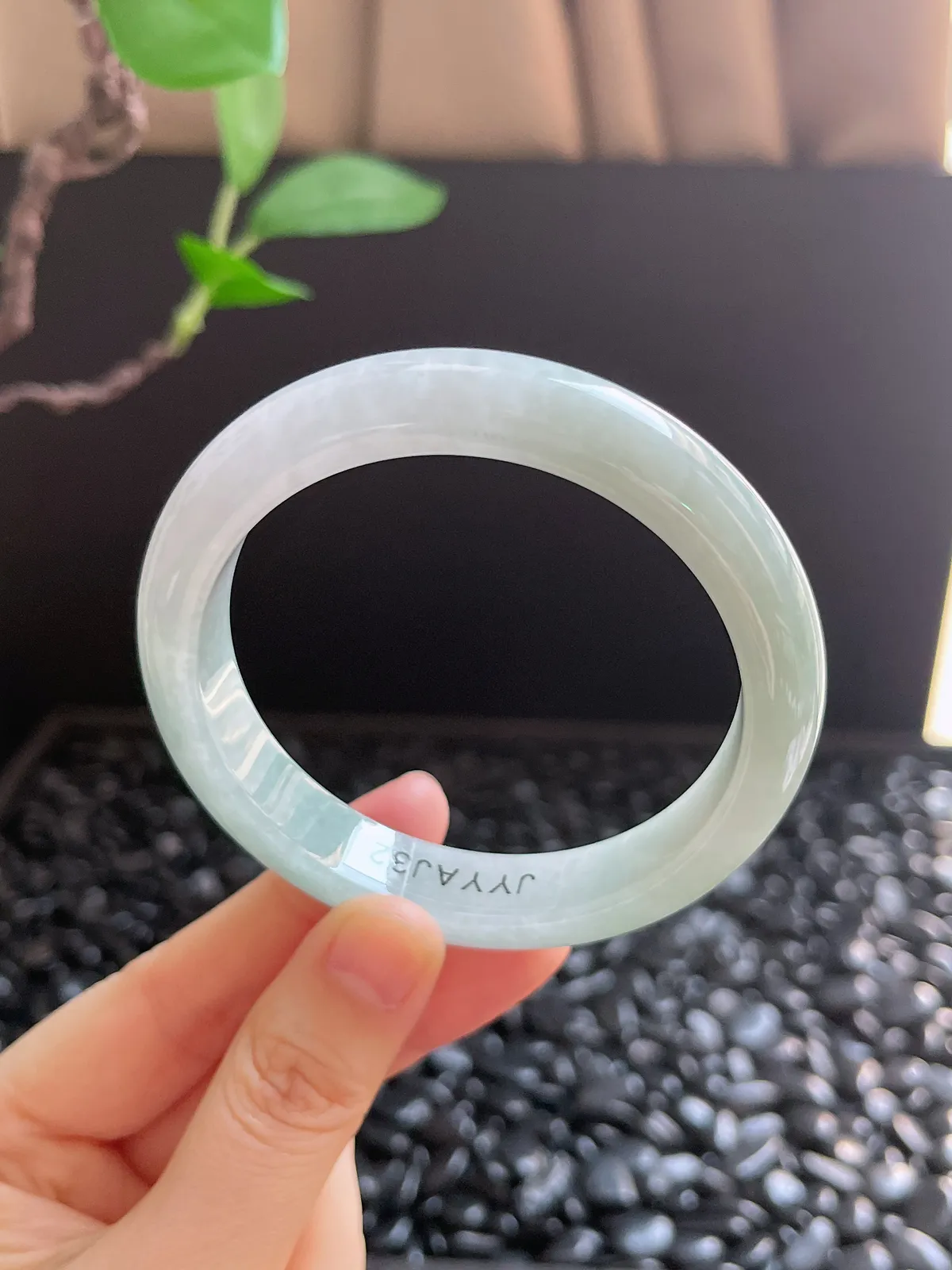 正圈57.8圈口，翡翠糯化种淡绿色手镯