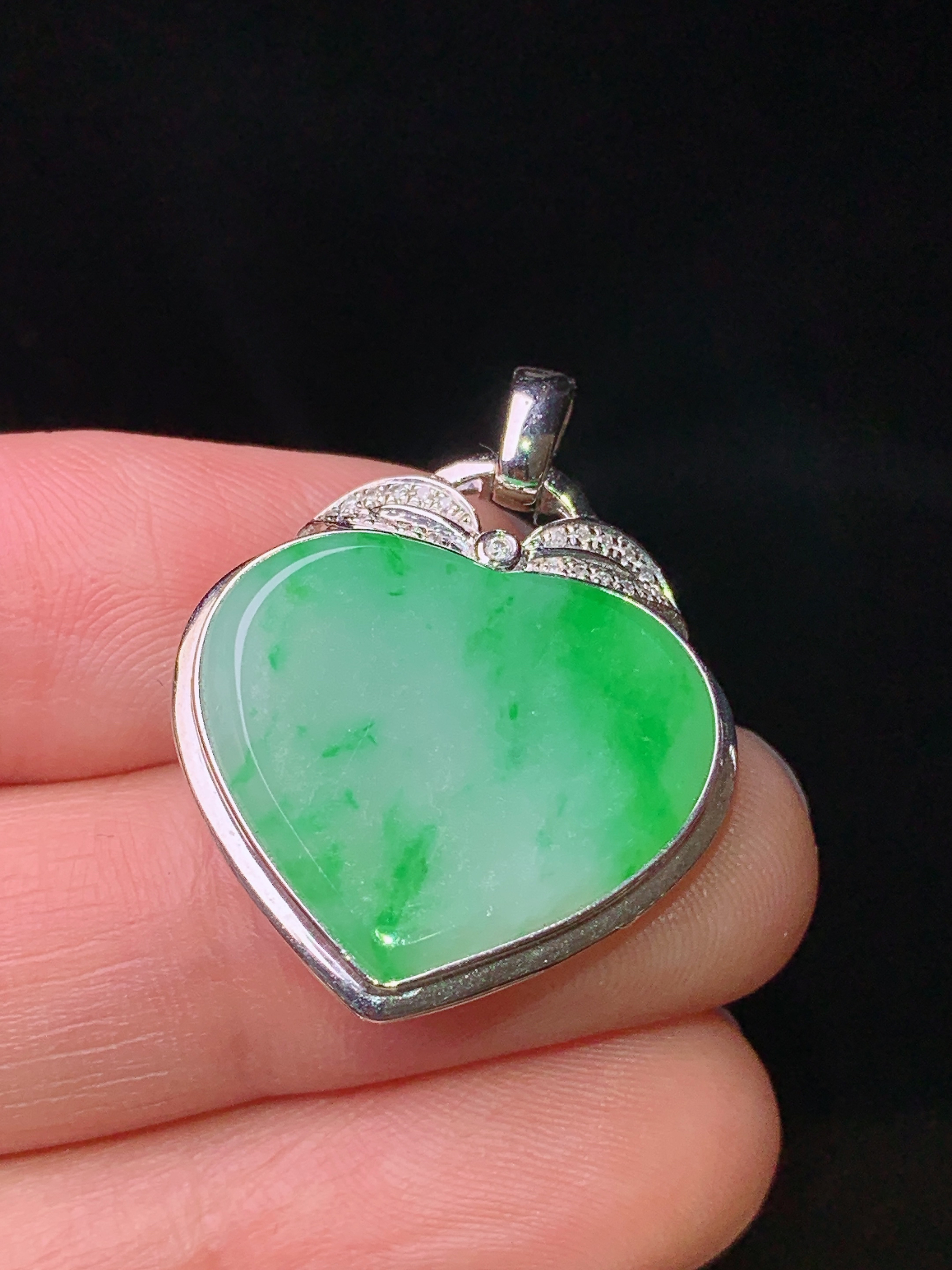 18k金钻镶嵌飘绿心形吊坠 玉质细腻 色泽清新艳丽 整体尺寸27.7*22.2*5