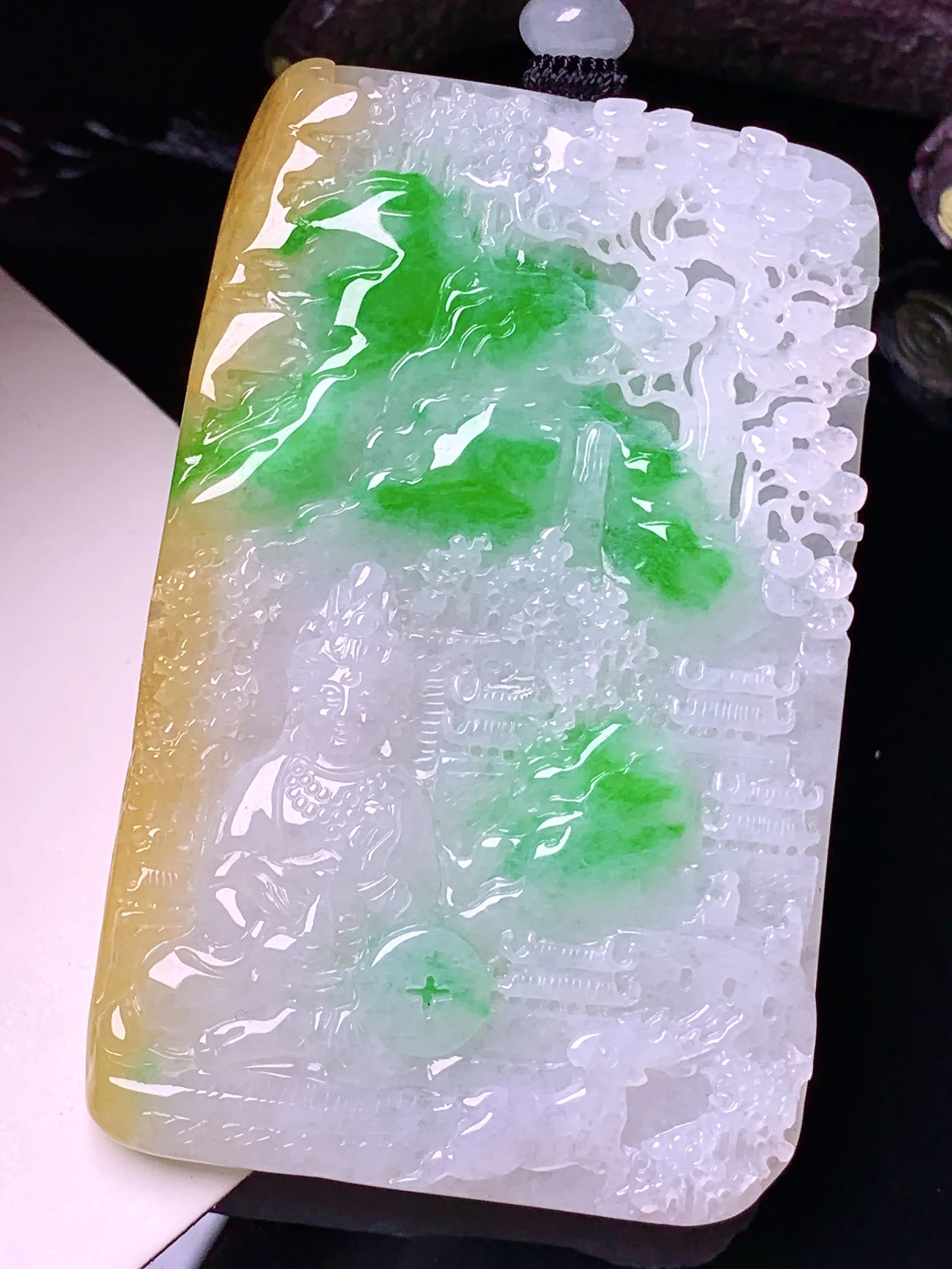 飘黄绿山水观音牌吊坠 玉质细腻 色泽清新艳丽 整体尺寸69.2*44.5*7.3