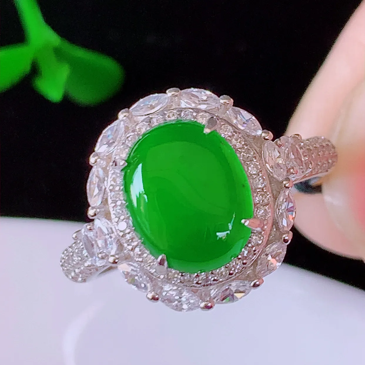 冰透满绿翡翠925银镶嵌戒指，自然光实拍，翠色灵动，颜色漂亮，种老水足，品相佳，佩戴佳品！#97.2（圈口可调大小）整体25.5*18*7.2裸石9.6*7.6