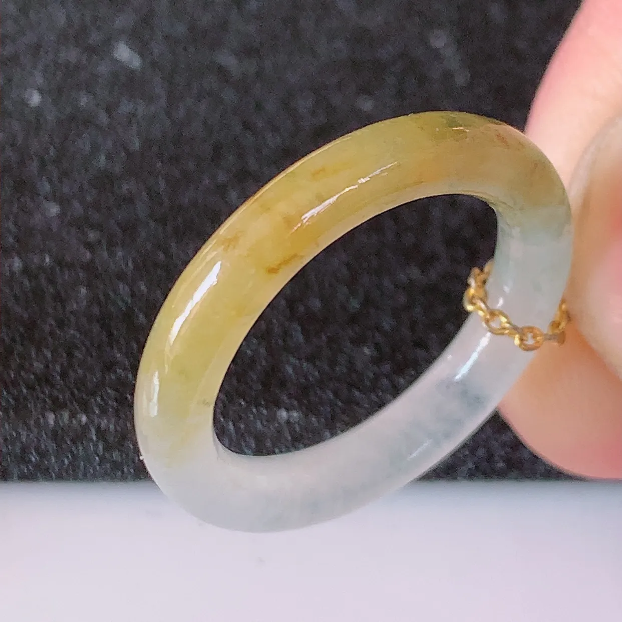 自然光实拍，特色冰种黄加绿翡翠指环，17mm内径冰三彩翡翠指环，玉戒指，玉质莹润，好精美好冰润的指环，14圈口，上手纤巧！#1.2尺寸17*3.5*3.5