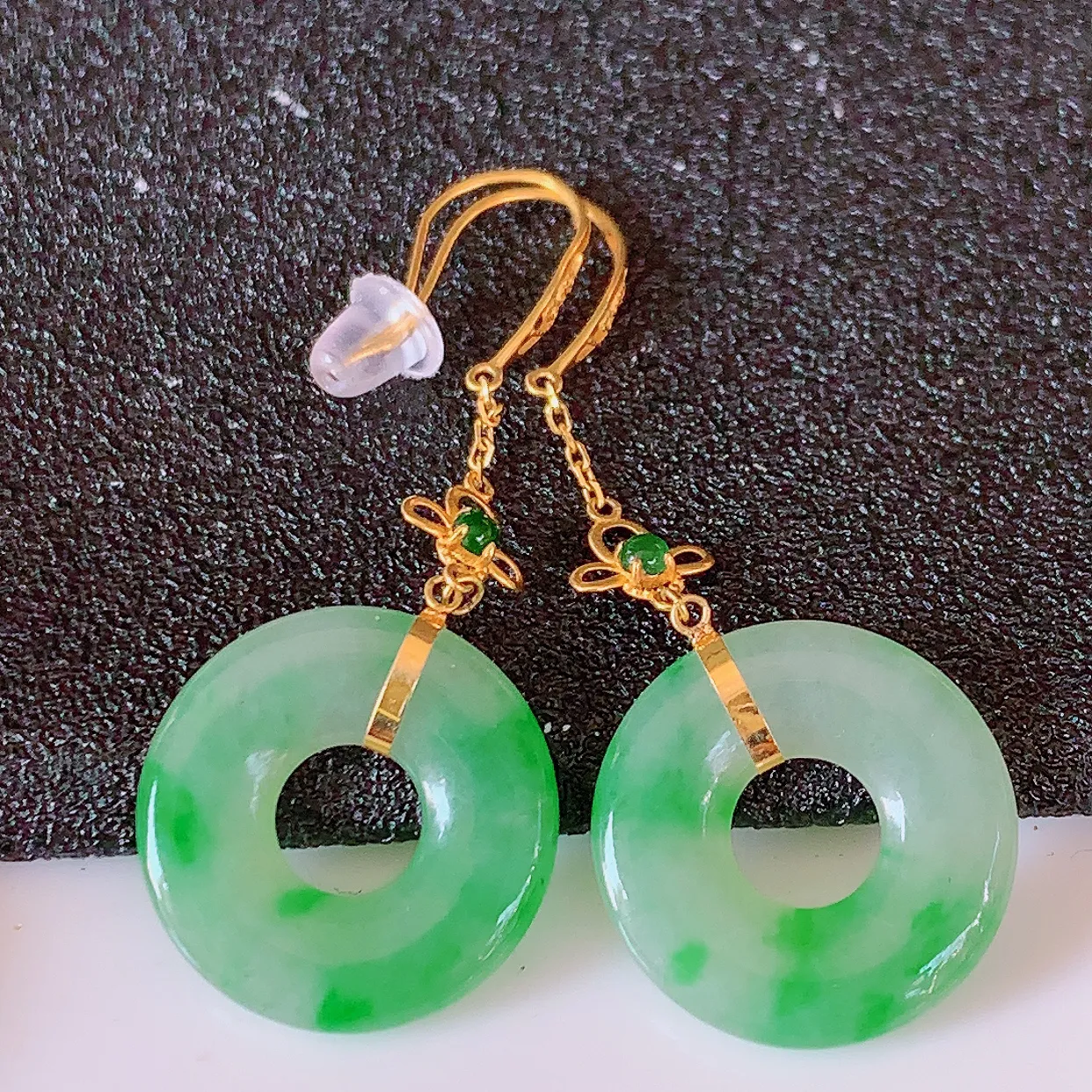 18k金镶嵌冰种飘绿翡翠平安扣耳坠，沁人心脾，耳坠佩戴效果大气出众，尽显气质。种水好，胶感足，颜相当漂亮，高性价比，值得入手品鉴！#1.2整体37裸石14.8*2.6