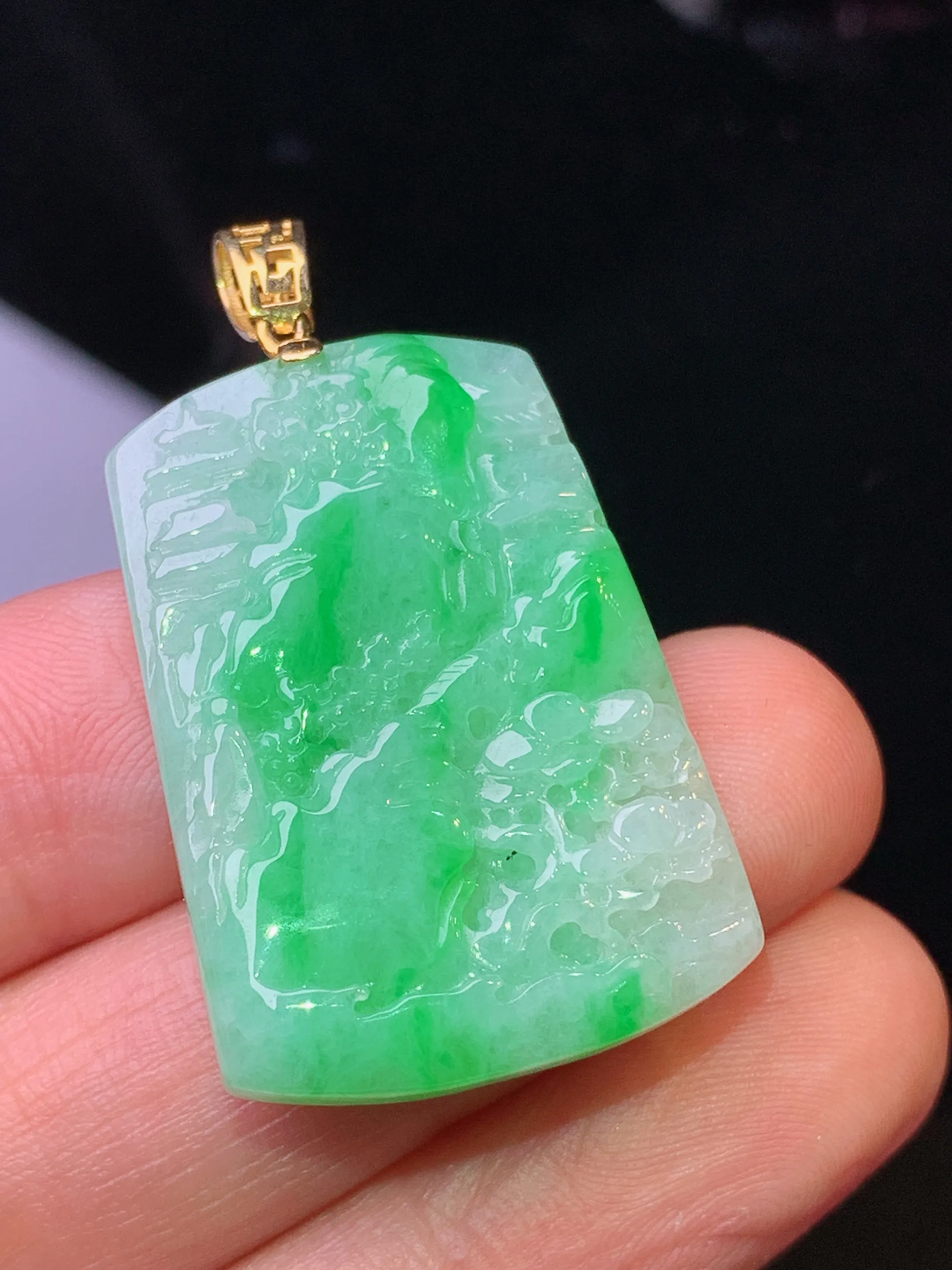 18k金镶嵌翠绿山水牌子吊坠 玉质细腻 色泽清新艳丽 整体尺寸38.5*21.5*5.2