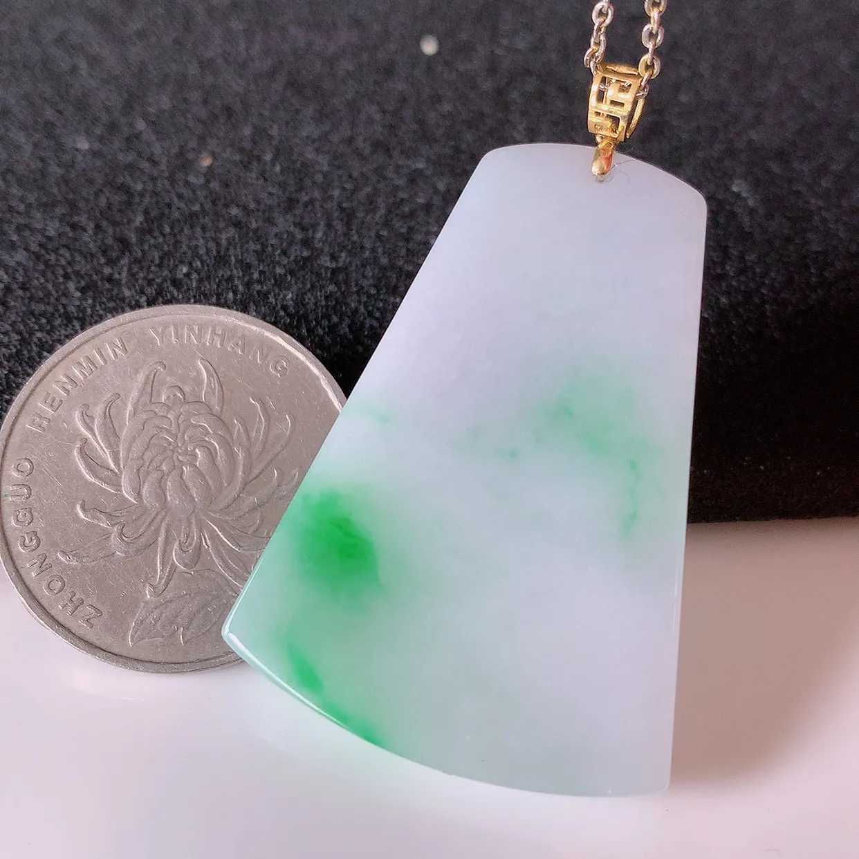 18K金镶嵌冰润飘阳绿翡翠无事牌吊坠，平安无事牌，平平安安，无事牌翠色灵动， 佩戴平安时尚！#41.30整体45*裸石39*28.5*4