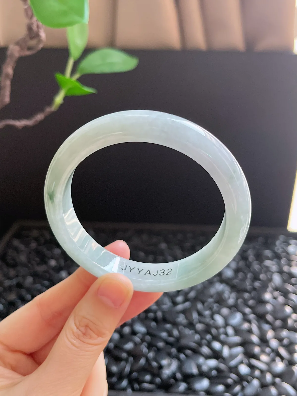 正圈57.8圈口，翡翠糯化种淡绿色手镯