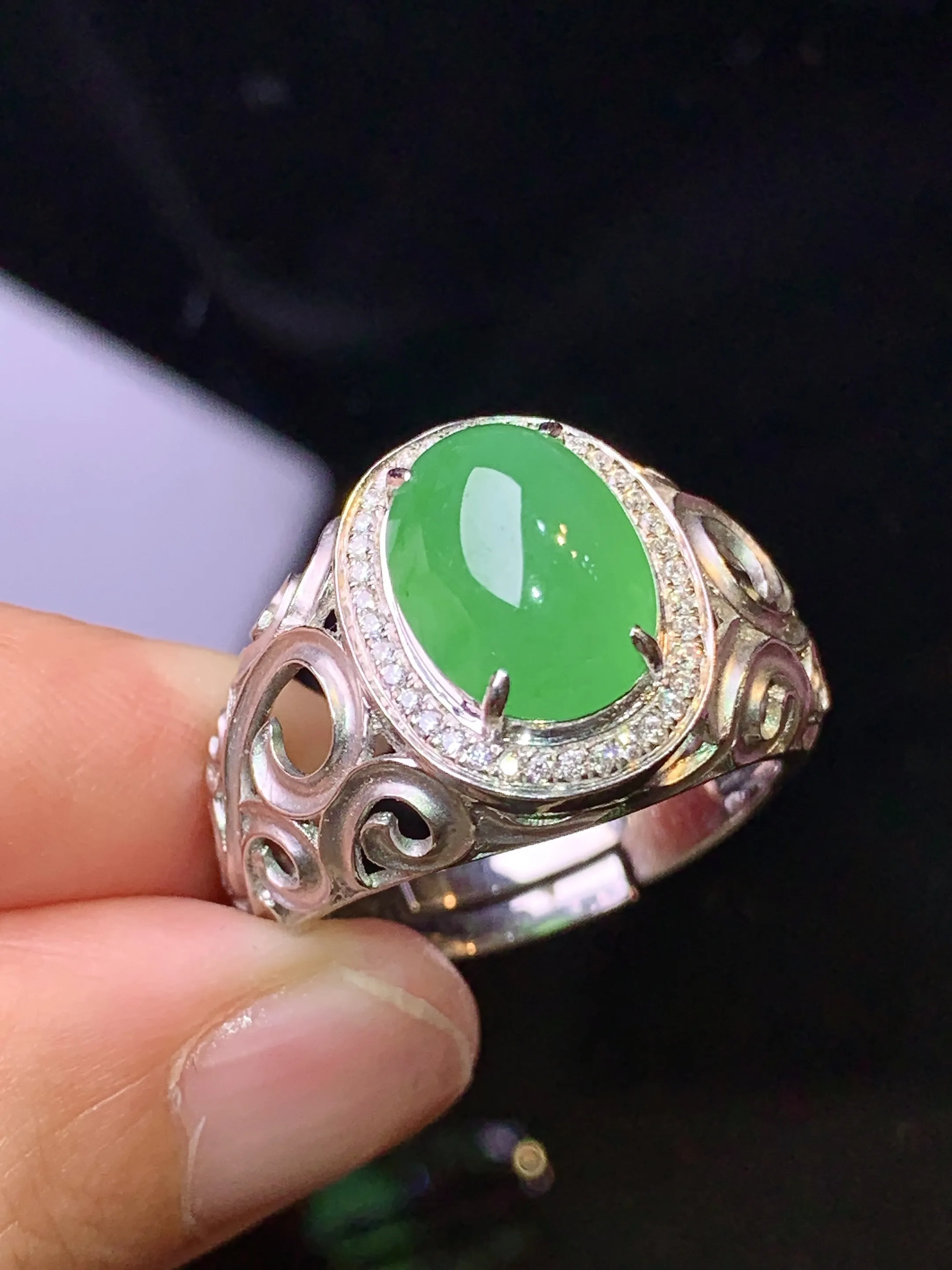 18k金钻镶嵌满绿蛋面戒指 玉质细腻 色泽清新艳丽 圈口21.5 裸石尺寸11.8*9*5.5