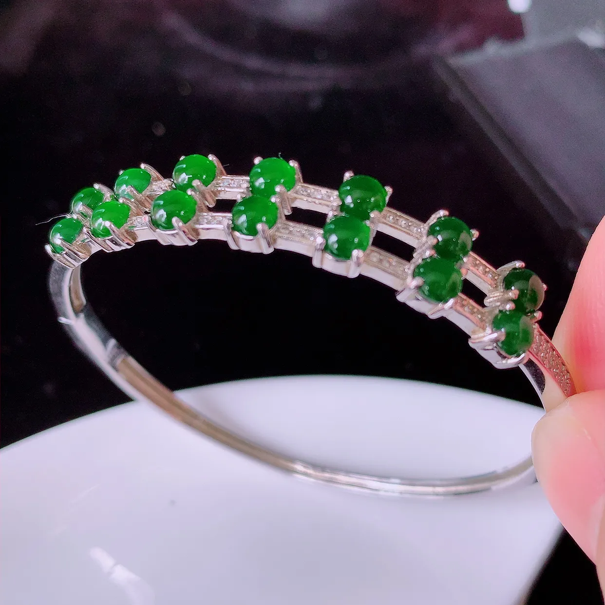 56-57圈口，冰透满绿翡翠925银镶嵌手镯，自然光实拍，翠色灵动，颜色漂亮，种老水足，品相佳，佩戴佳品！#98.30 整体56.5*50.5-8.5*4.5裸石3.5-3.5