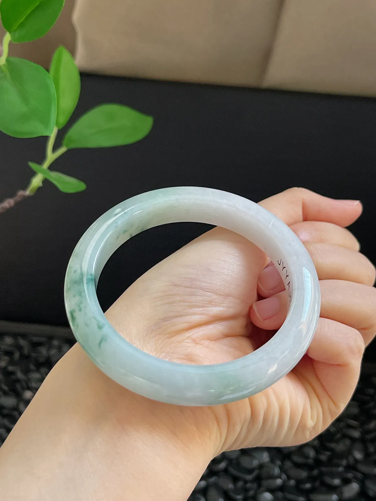 正圈59.8圈口，翡翠冰糯种淡绿色手镯