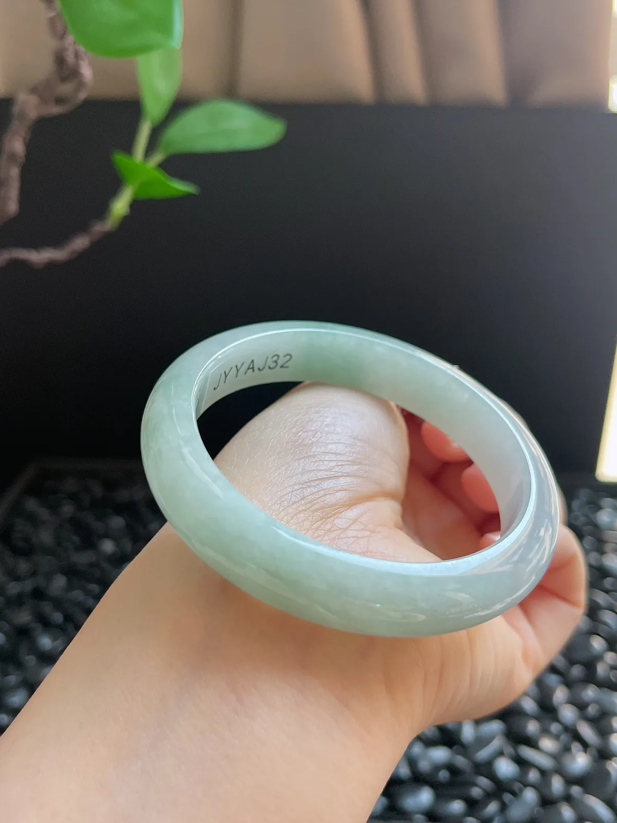 正圈57.8圈口，翡翠糯化种淡绿色手镯