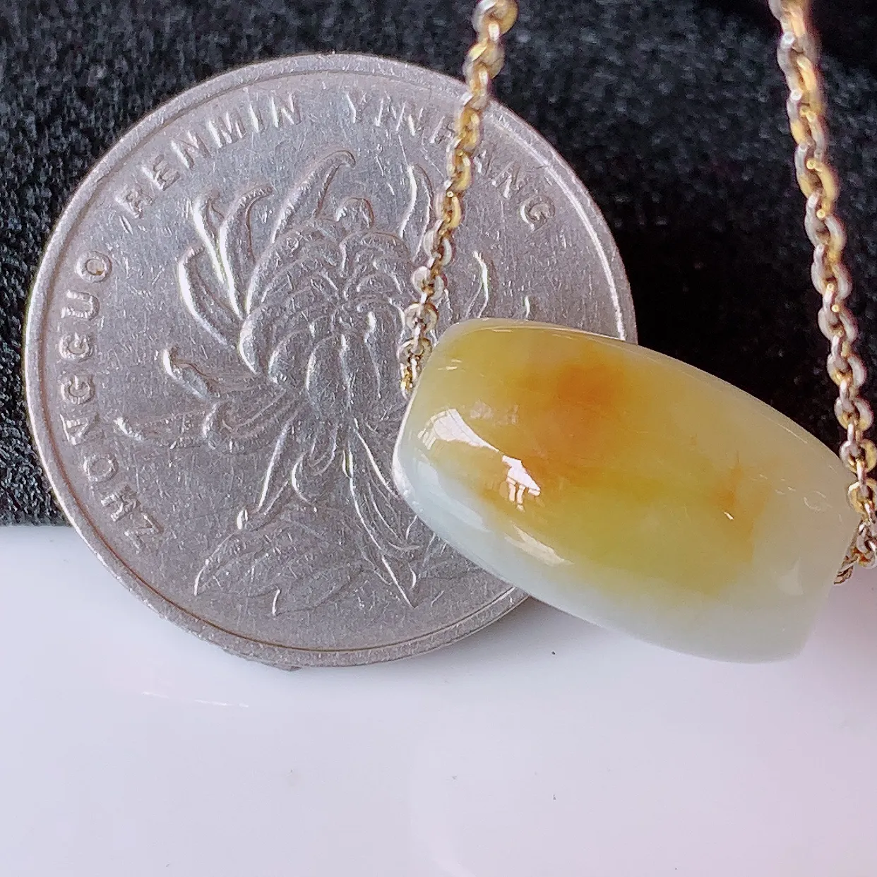 自然光实拍，特色冰黄翡双彩翡翠路路通吊坠，寓意时来运转、财源滚滚，款式新颖时尚， 日常百搭的款！配图银链#94.30