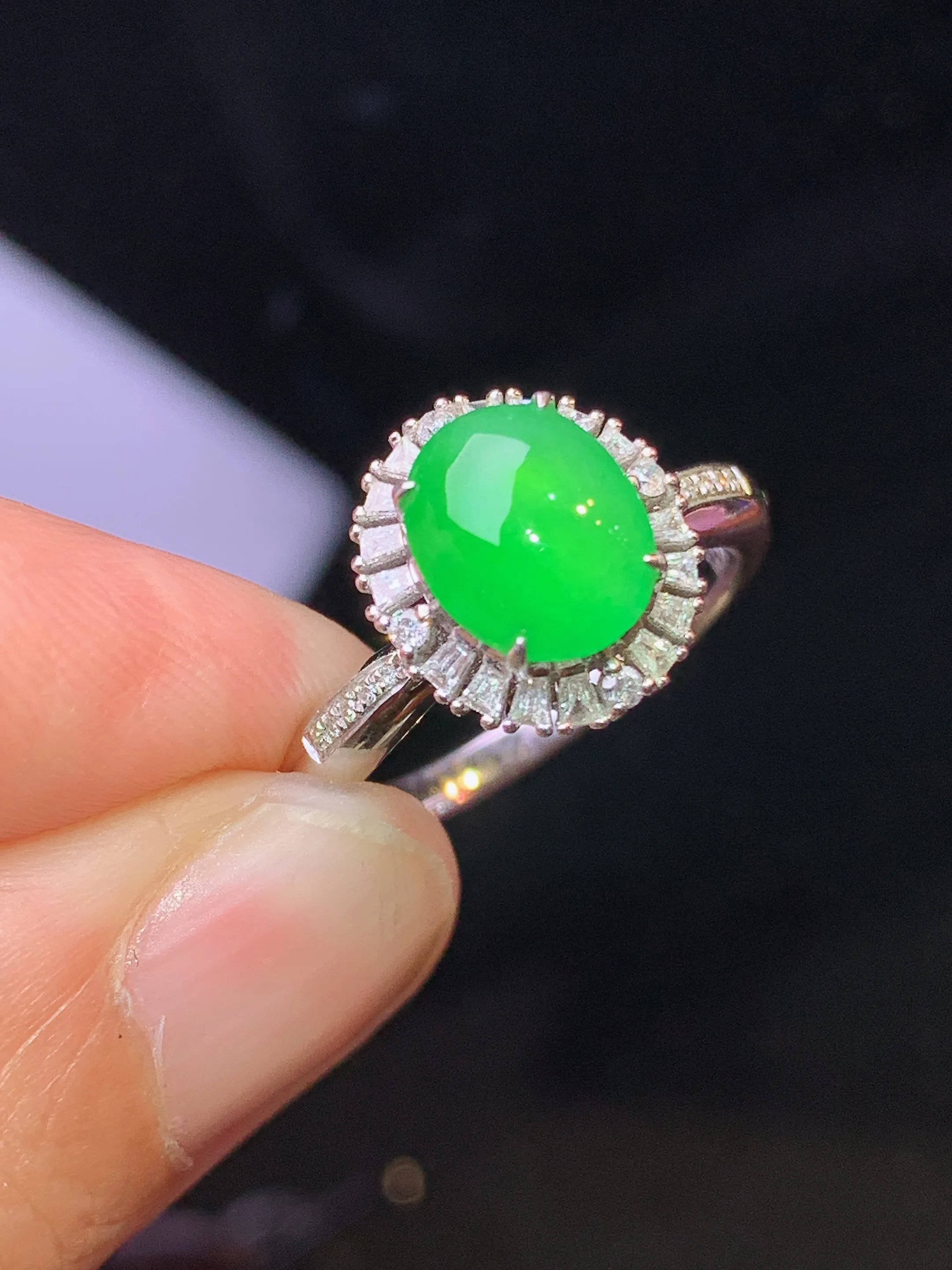 18k金钻镶嵌翠绿蛋面戒指 玉质细腻 色泽清新艳丽 圈口13.5 整体尺寸11.5*10.3*7.8