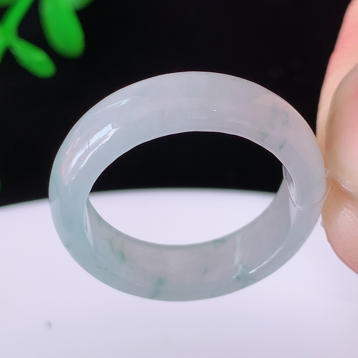 自然光实拍，17.8mm内径翡翠指环，玉戒指，玉质莹润，好精美好冰润的指环，16圈口， 上手纤巧！#49.30尺寸17.8*5.8*3