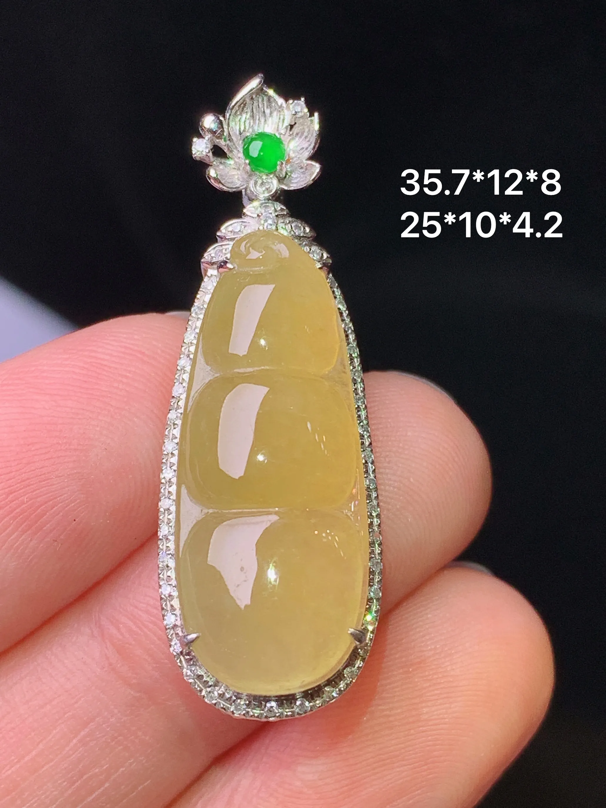 18k金钻镶嵌黄翡四季豆吊坠 玉质细腻 色泽清新艳丽 整体尺寸35.7*12*8