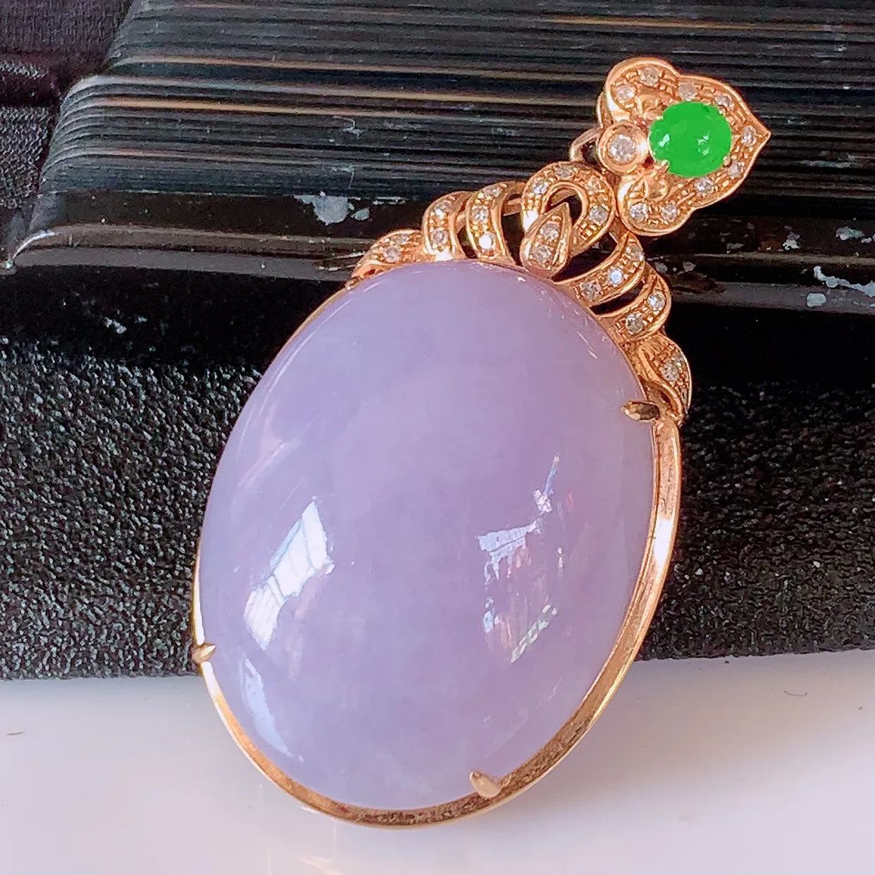 自然光实拍，18K金镶嵌大颗紫罗兰翡翠蛋面吊坠，紫罗兰时‮大尚‬方，款式经典，紫罗兰，佩戴优雅高贵上档次！#83.2整体36.8*19.5*10.8裸石23*17.8