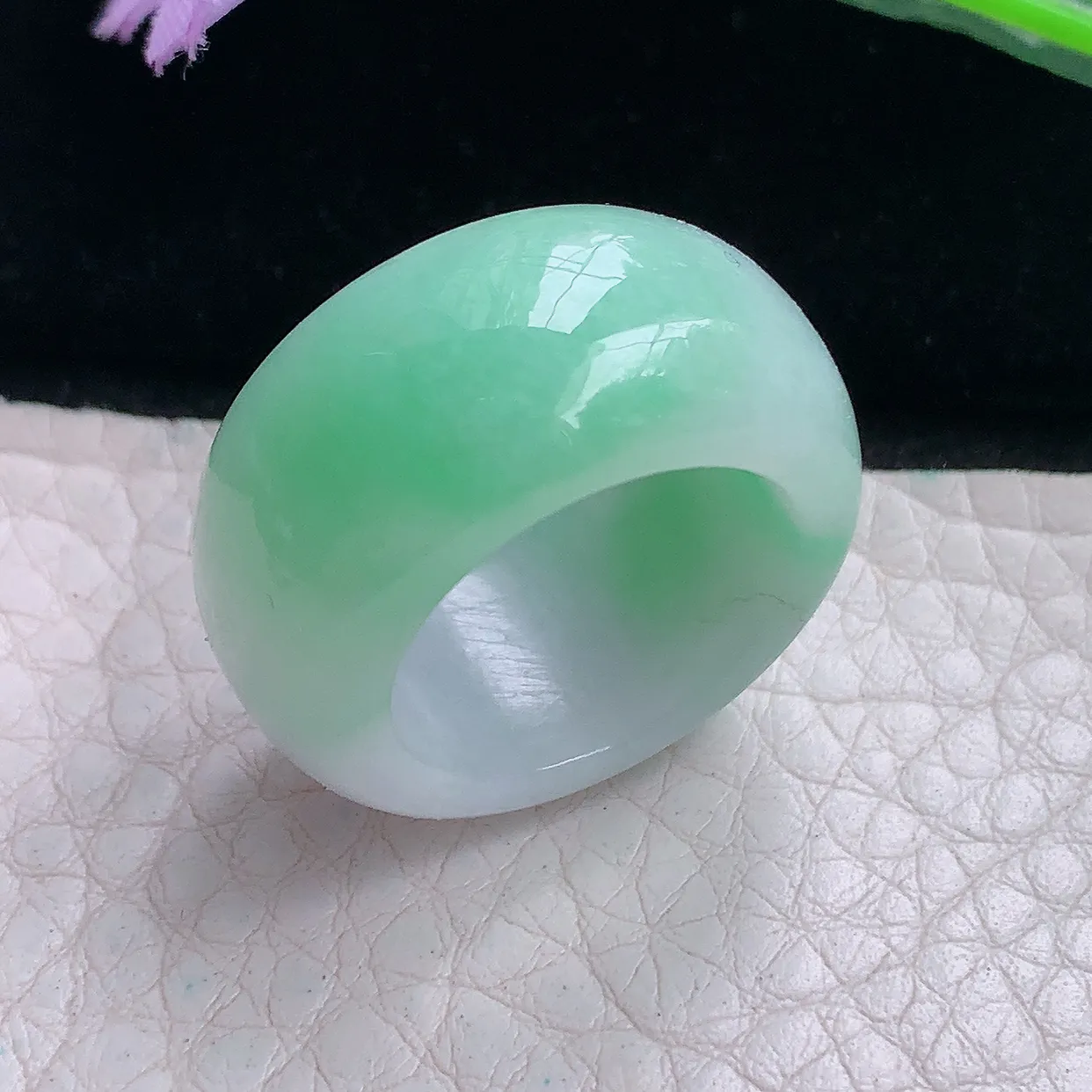 py实拍17.5*12.5*4.8缅甸翡翠精雕轮胎款飘绿玉戒指 玉指环