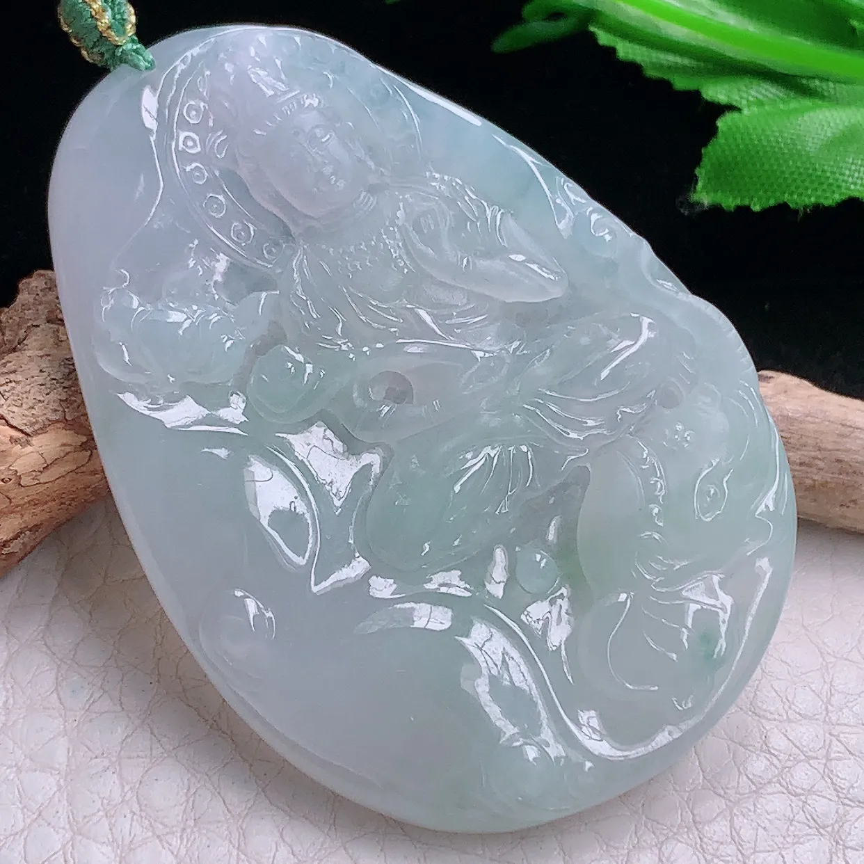 yn实拍61.3*42.8*6缅甸翡翠精雕冰润大势至菩萨 年肖守护神玉项坠 玉挂件