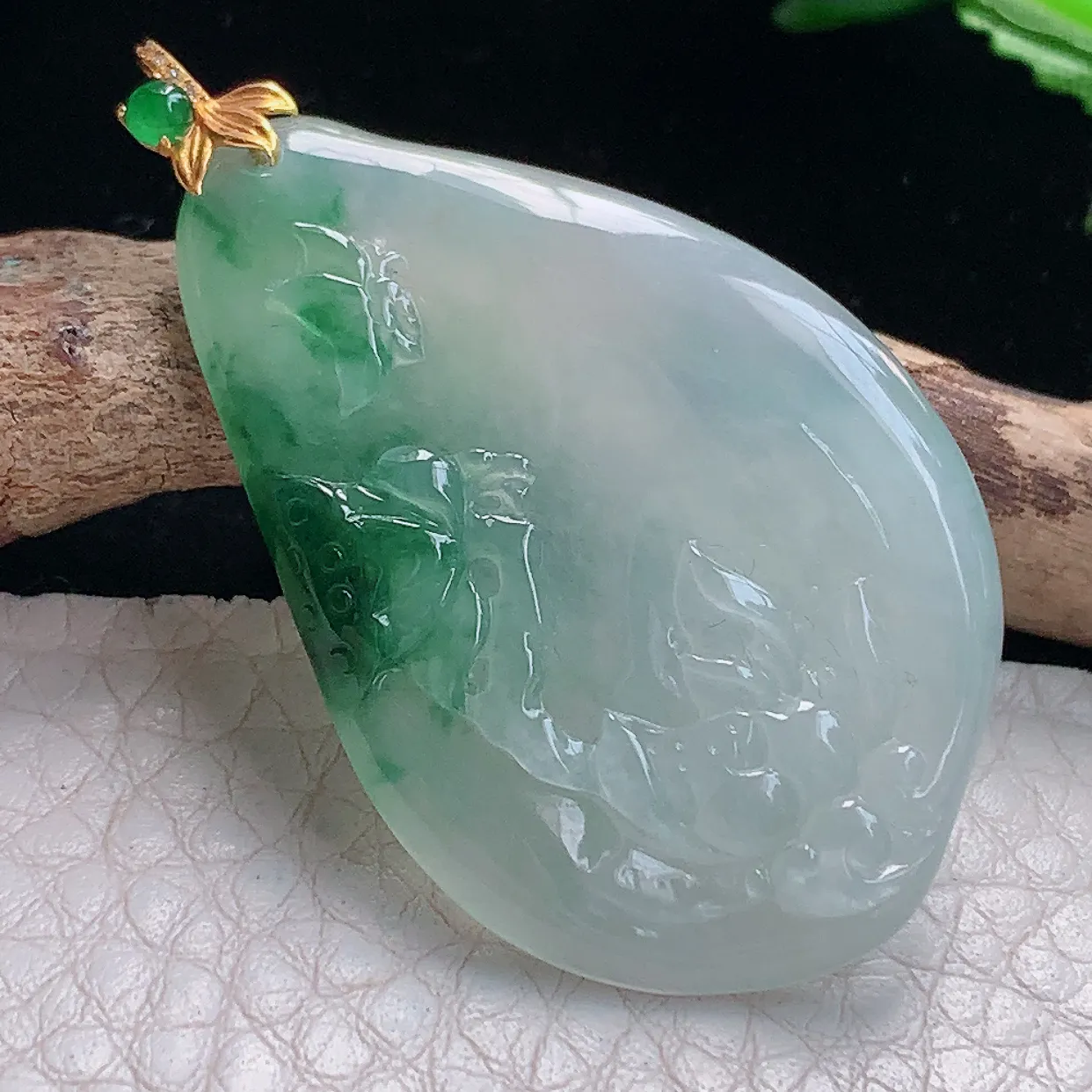 lz实拍44.8*26.5*4缅甸翡翠精雕冰飘花莲花 冰清玉洁玉项坠 玉挂件