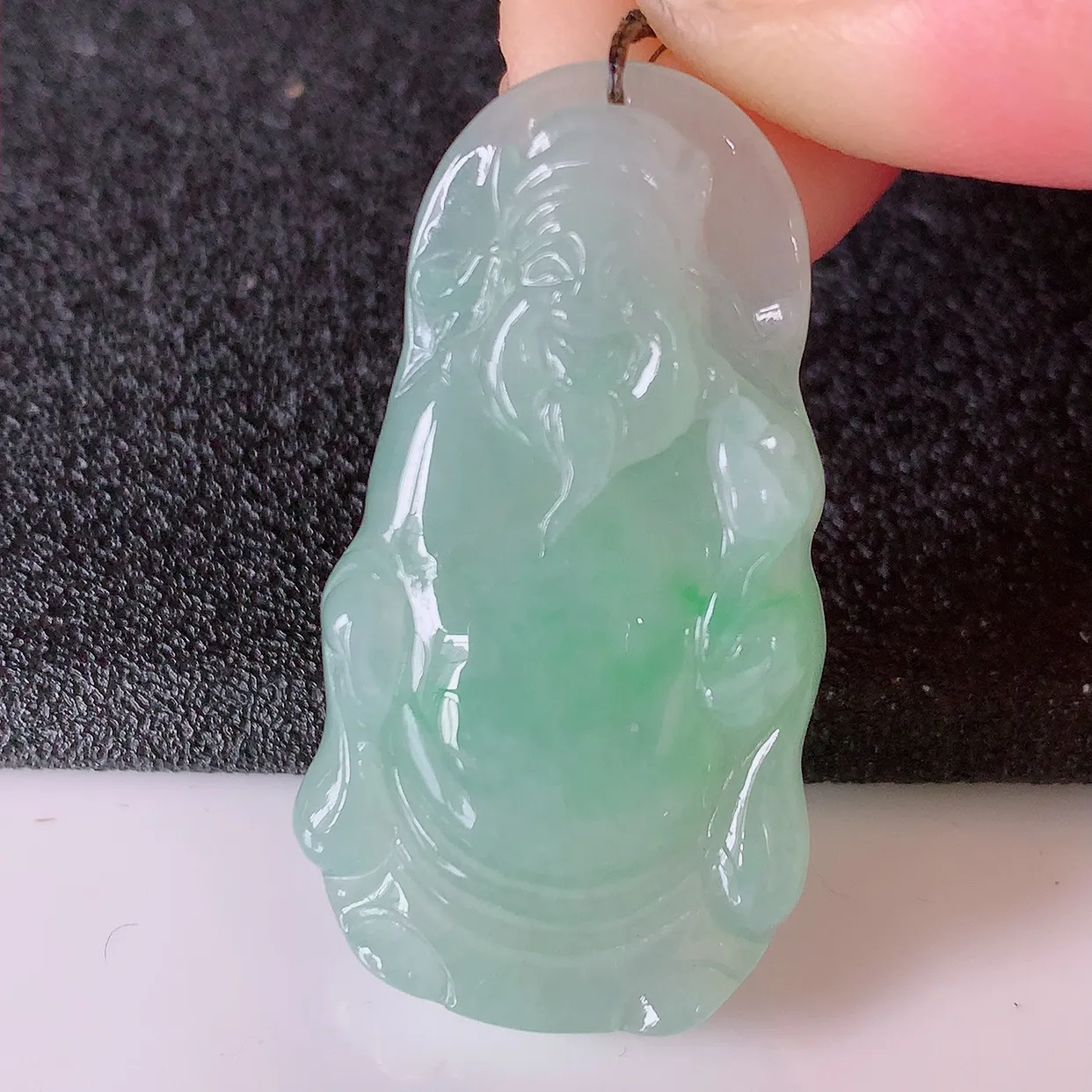 自然光实拍，冰飘绿翡翠招财财神爷吊坠，财神到你家里来，年年月月发大财，形态极为讨喜， 佩戴效果招财迷人#41.30